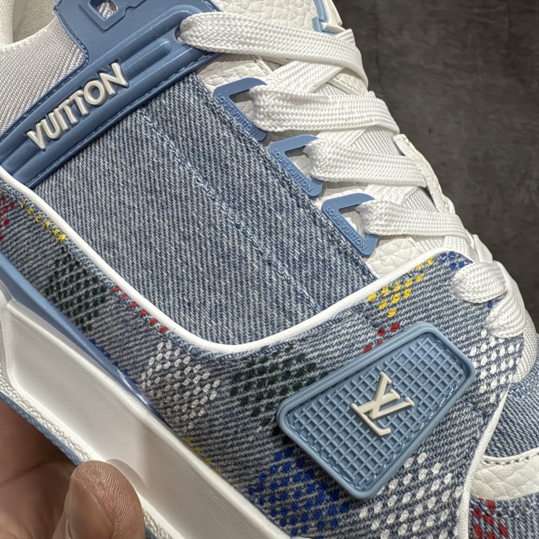 图片[4]-【广东纯原版本】 现货当天可取 LV Trainer系列高奢运动鞋 蓝白牛仔棋盘格 新款芯片顶级 潮人必备单品 同步ZP官网空胶工艺 鞋舌、挂饰均镶嵌NFC芯片感应装置 正确胶片断点式设计 中底正确还原原版油印字母比例 1：1原楦格板、楦头、刀磨全新升级！ 独家订制顶级压纹麂皮 原版开模TPU大底 质感原版一致 垫脚聚米微料加透气英伦网布 披靡市场任何版本！细节完美呈现！ 代购指定版本 全新升级最新双盒包装 扫码秒进官网！ 全套包装配件同比原版 尺码： 38-45-选品中心