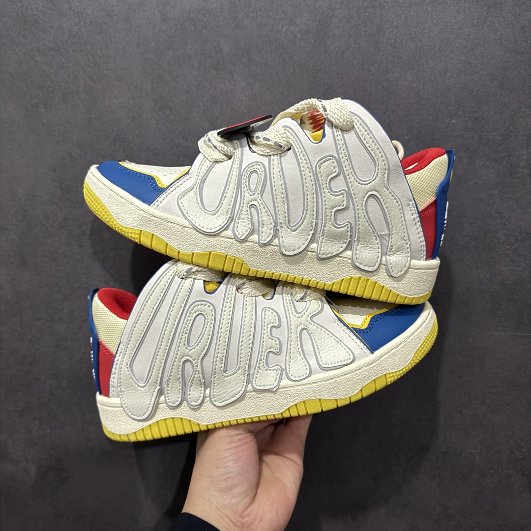 【特价福利】OLD ORDER Skater 001 联名复古时尚滑板鞋面包鞋 复古滑板鞋 风格回潮 OLD ORDER 品牌推出了原创鞋款SKATER-001 一双兼具了运动与潮流复古属性的高品质球鞋 产品设计开发历时8个月 鞋底模具经历3次调整 鞋面打样经历5次调整 只为把高品质的产品状态带给各位 SKATER-001设计风格以上世纪80-90年代经典滑板鞋为灵感 将原汁原味的复古风格赋予全新的工艺质感 明亮活泼的设计风格 融入My Melody伙伴们的元素 多种面料和颜色的选择 赋予生生不息的潮流活力 独特附赠可拆卸卡通形象3D鞋面装饰 不止点缀 还有玩乐 以复古玩具为灵感打造的收藏鞋盒 与孩童时期的自己产生共鸣 创造难忘的开箱体验 尺码 36 37 38 39 40 41 42 43 44 45-选品中心