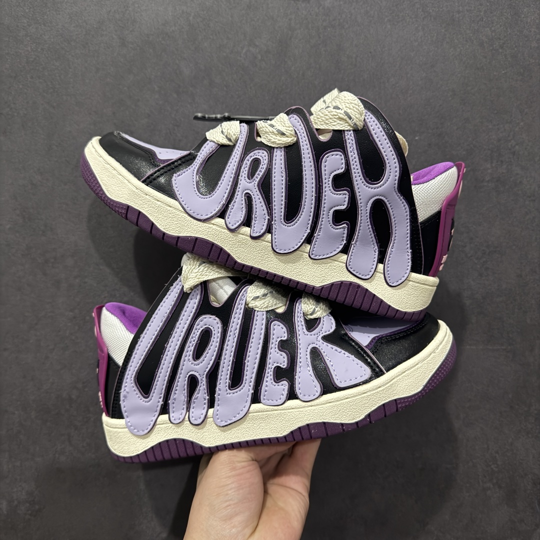 图片[2]-【特价福利】OLD ORDER Skater 001 联名复古时尚滑板鞋面包鞋 复古滑板鞋 风格回潮 OLD ORDER 品牌推出了原创鞋款SKATER-001 一双兼具了运动与潮流复古属性的高品质球鞋 产品设计开发历时8个月 鞋底模具经历3次调整 鞋面打样经历5次调整 只为把高品质的产品状态带给各位 SKATER-001设计风格以上世纪80-90年代经典滑板鞋为灵感 将原汁原味的复古风格赋予全新的工艺质感 明亮活泼的设计风格 融入My Melody伙伴们的元素 多种面料和颜色的选择 赋予生生不息的潮流活力 独特附赠可拆卸卡通形象3D鞋面装饰 不止点缀 还有玩乐 以复古玩具为灵感打造的收藏鞋盒 与孩童时期的自己产生共鸣 创造难忘的开箱体验 尺码 36 37 38 39 40 41 42 43 44 45-选品中心