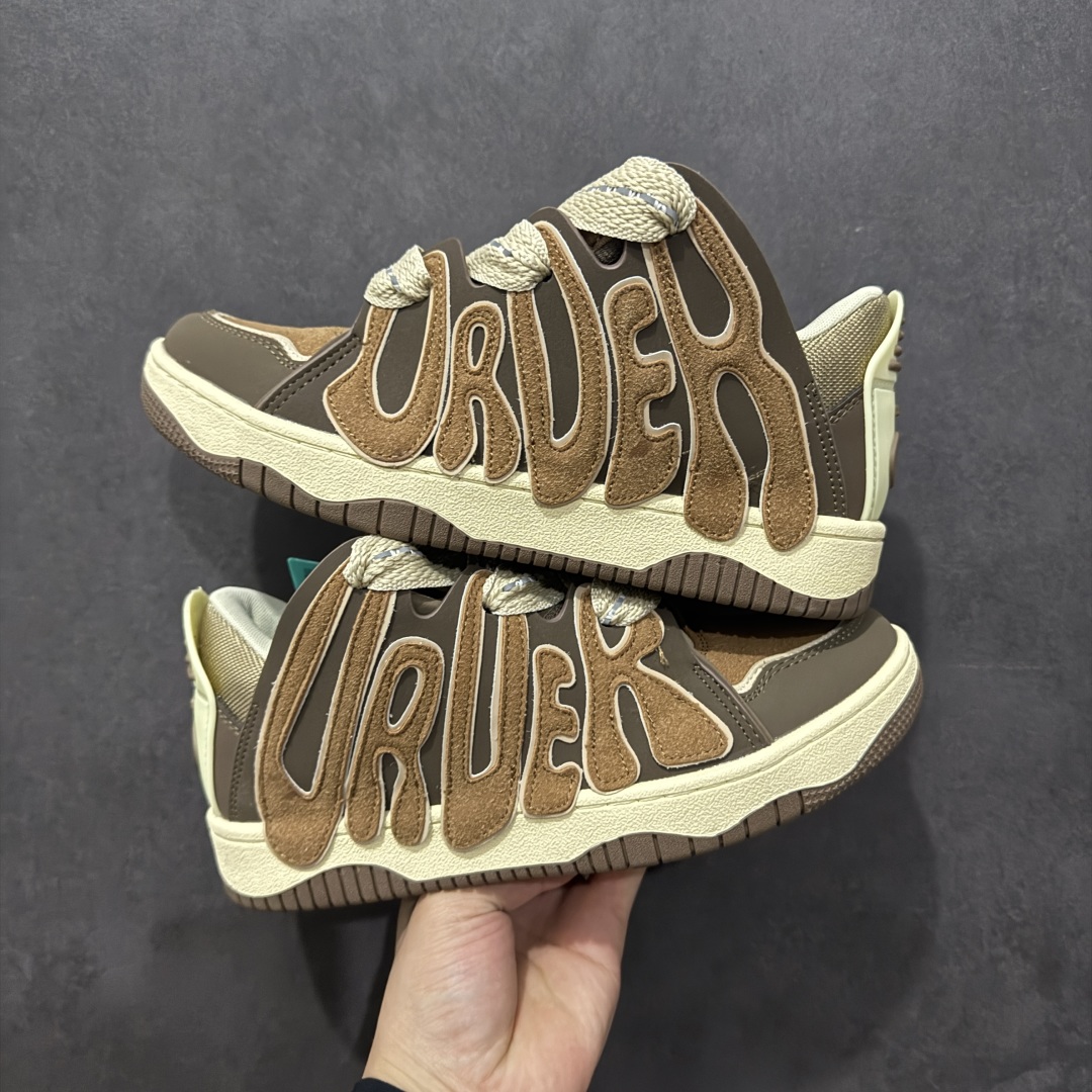 图片[3]-【特价福利】OLD ORDER Skater 001 联名复古时尚滑板鞋面包鞋 复古滑板鞋 风格回潮 OLD ORDER 品牌推出了原创鞋款SKATER-001 一双兼具了运动与潮流复古属性的高品质球鞋 产品设计开发历时8个月 鞋底模具经历3次调整 鞋面打样经历5次调整 只为把高品质的产品状态带给各位 SKATER-001设计风格以上世纪80-90年代经典滑板鞋为灵感 将原汁原味的复古风格赋予全新的工艺质感 明亮活泼的设计风格 融入My Melody伙伴们的元素 多种面料和颜色的选择 赋予生生不息的潮流活力 独特附赠可拆卸卡通形象3D鞋面装饰 不止点缀 还有玩乐 以复古玩具为灵感打造的收藏鞋盒 与孩童时期的自己产生共鸣 创造难忘的开箱体验 尺码 36 37 38 39 40 41 42 43 44 45-选品中心