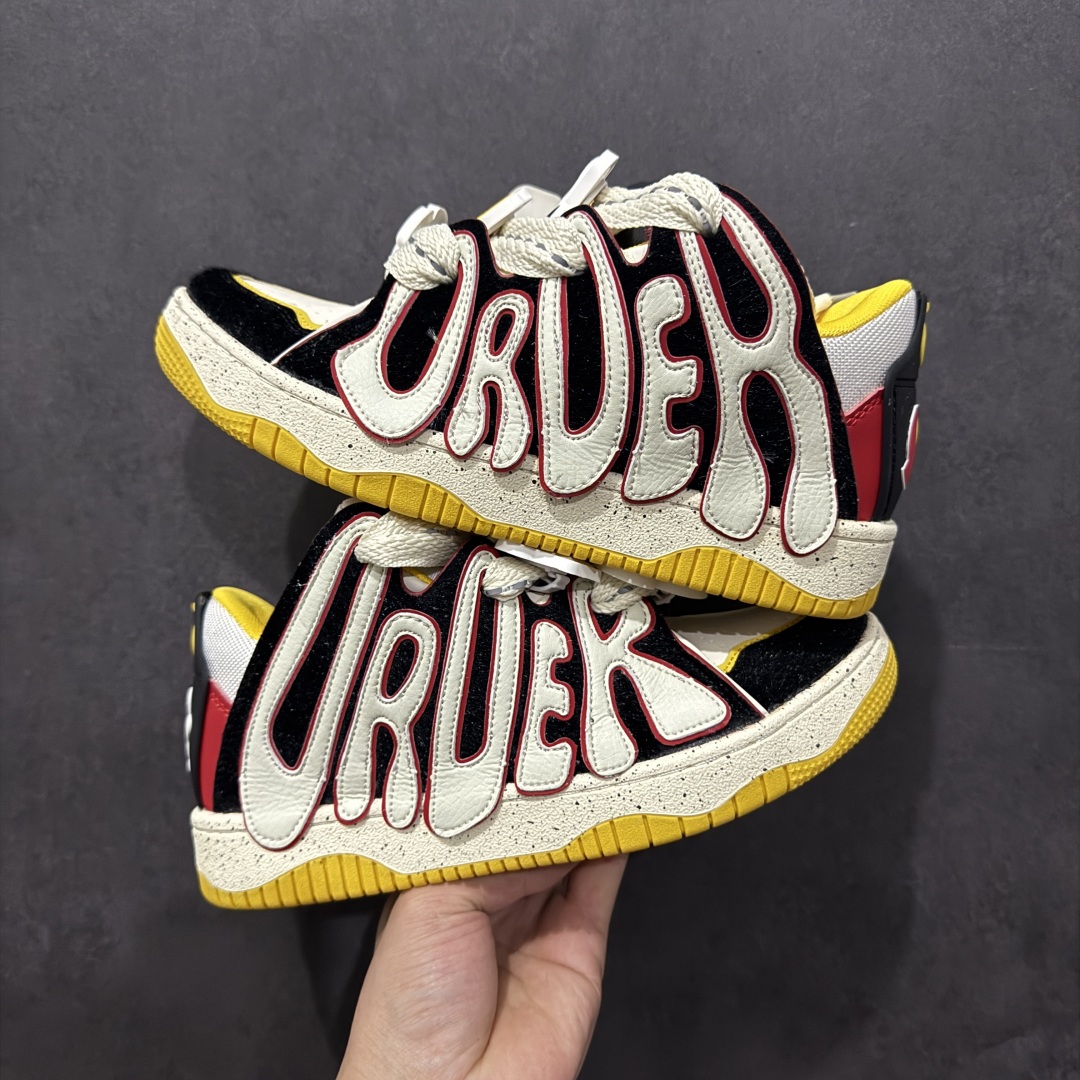 图片[4]-【特价福利】OLD ORDER Skater 001 联名复古时尚滑板鞋面包鞋 复古滑板鞋 风格回潮 OLD ORDER 品牌推出了原创鞋款SKATER-001 一双兼具了运动与潮流复古属性的高品质球鞋 产品设计开发历时8个月 鞋底模具经历3次调整 鞋面打样经历5次调整 只为把高品质的产品状态带给各位 SKATER-001设计风格以上世纪80-90年代经典滑板鞋为灵感 将原汁原味的复古风格赋予全新的工艺质感 明亮活泼的设计风格 融入My Melody伙伴们的元素 多种面料和颜色的选择 赋予生生不息的潮流活力 独特附赠可拆卸卡通形象3D鞋面装饰 不止点缀 还有玩乐 以复古玩具为灵感打造的收藏鞋盒 与孩童时期的自己产生共鸣 创造难忘的开箱体验 尺码 36 37 38 39 40 41 42 43 44 45-选品中心