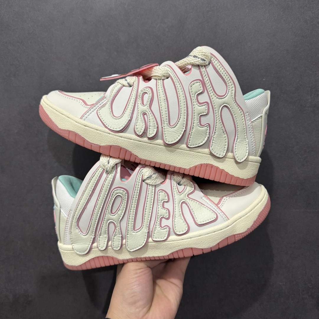 图片[7]-【特价福利】OLD ORDER Skater 001 联名复古时尚滑板鞋面包鞋 复古滑板鞋 风格回潮 OLD ORDER 品牌推出了原创鞋款SKATER-001 一双兼具了运动与潮流复古属性的高品质球鞋 产品设计开发历时8个月 鞋底模具经历3次调整 鞋面打样经历5次调整 只为把高品质的产品状态带给各位 SKATER-001设计风格以上世纪80-90年代经典滑板鞋为灵感 将原汁原味的复古风格赋予全新的工艺质感 明亮活泼的设计风格 融入My Melody伙伴们的元素 多种面料和颜色的选择 赋予生生不息的潮流活力 独特附赠可拆卸卡通形象3D鞋面装饰 不止点缀 还有玩乐 以复古玩具为灵感打造的收藏鞋盒 与孩童时期的自己产生共鸣 创造难忘的开箱体验 尺码 36 37 38 39 40 41 42 43 44 45-选品中心