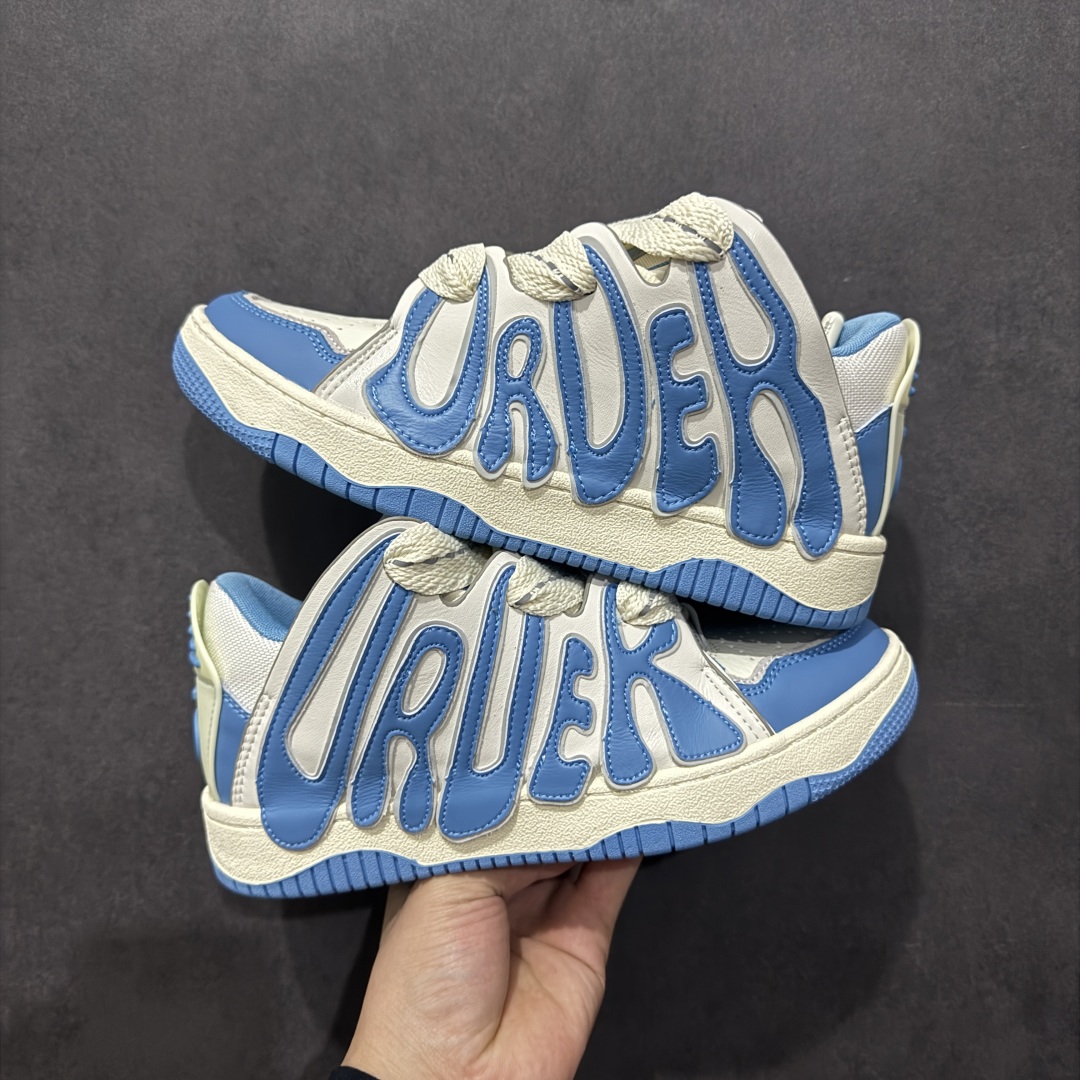 图片[9]-【特价福利】OLD ORDER Skater 001 联名复古时尚滑板鞋面包鞋 复古滑板鞋 风格回潮 OLD ORDER 品牌推出了原创鞋款SKATER-001 一双兼具了运动与潮流复古属性的高品质球鞋 产品设计开发历时8个月 鞋底模具经历3次调整 鞋面打样经历5次调整 只为把高品质的产品状态带给各位 SKATER-001设计风格以上世纪80-90年代经典滑板鞋为灵感 将原汁原味的复古风格赋予全新的工艺质感 明亮活泼的设计风格 融入My Melody伙伴们的元素 多种面料和颜色的选择 赋予生生不息的潮流活力 独特附赠可拆卸卡通形象3D鞋面装饰 不止点缀 还有玩乐 以复古玩具为灵感打造的收藏鞋盒 与孩童时期的自己产生共鸣 创造难忘的开箱体验 尺码 36 37 38 39 40 41 42 43 44 45-选品中心