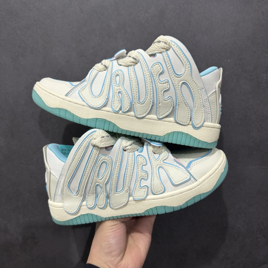 图片[6]-【特价福利】OLD ORDER Skater 001 联名复古时尚滑板鞋面包鞋 复古滑板鞋 风格回潮 OLD ORDER 品牌推出了原创鞋款SKATER-001 一双兼具了运动与潮流复古属性的高品质球鞋 产品设计开发历时8个月 鞋底模具经历3次调整 鞋面打样经历5次调整 只为把高品质的产品状态带给各位 SKATER-001设计风格以上世纪80-90年代经典滑板鞋为灵感 将原汁原味的复古风格赋予全新的工艺质感 明亮活泼的设计风格 融入My Melody伙伴们的元素 多种面料和颜色的选择 赋予生生不息的潮流活力 独特附赠可拆卸卡通形象3D鞋面装饰 不止点缀 还有玩乐 以复古玩具为灵感打造的收藏鞋盒 与孩童时期的自己产生共鸣 创造难忘的开箱体验 尺码 36 37 38 39 40 41 42 43 44 45-选品中心