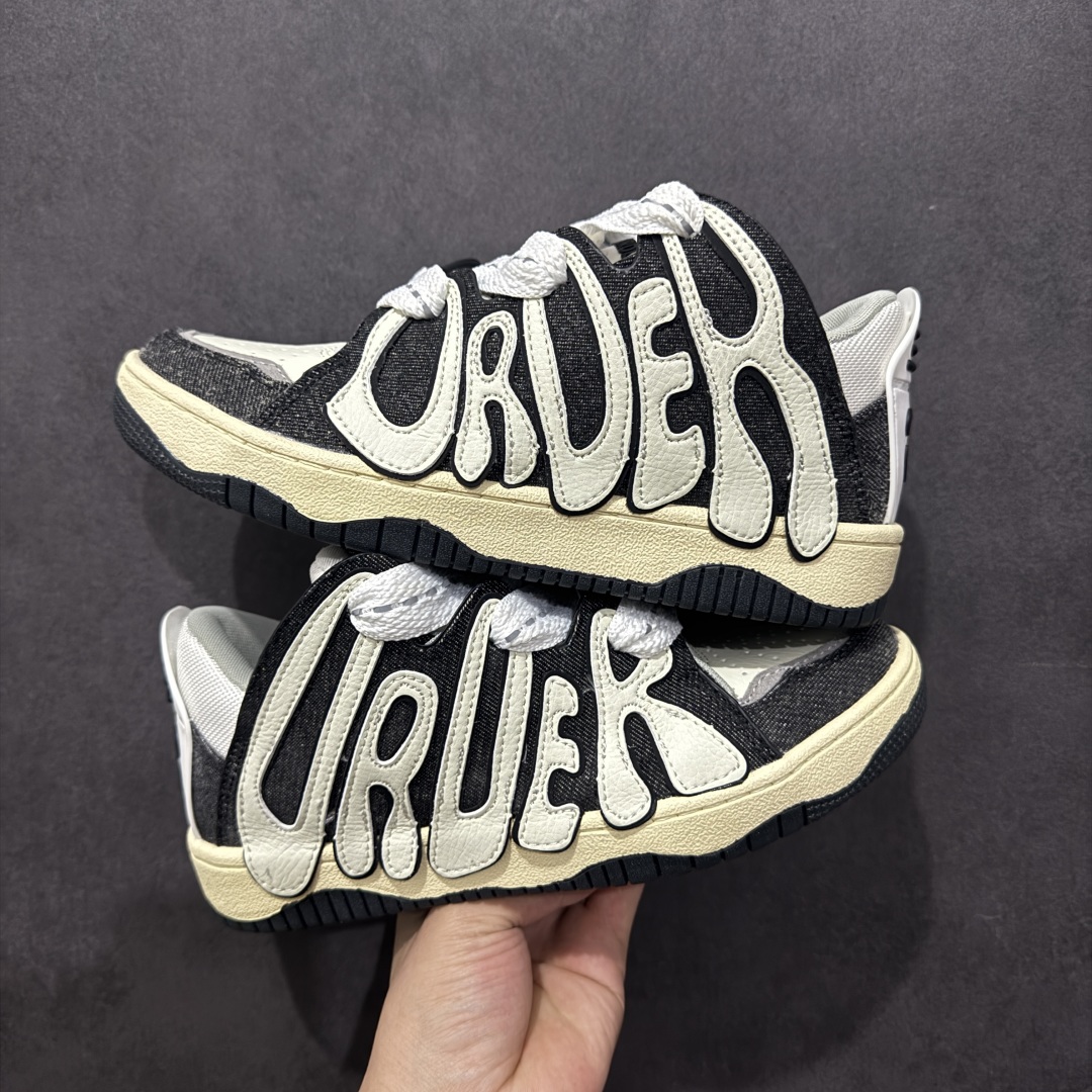 图片[10]-【特价福利】OLD ORDER Skater 001 联名复古时尚滑板鞋面包鞋 复古滑板鞋 风格回潮 OLD ORDER 品牌推出了原创鞋款SKATER-001 一双兼具了运动与潮流复古属性的高品质球鞋 产品设计开发历时8个月 鞋底模具经历3次调整 鞋面打样经历5次调整 只为把高品质的产品状态带给各位 SKATER-001设计风格以上世纪80-90年代经典滑板鞋为灵感 将原汁原味的复古风格赋予全新的工艺质感 明亮活泼的设计风格 融入My Melody伙伴们的元素 多种面料和颜色的选择 赋予生生不息的潮流活力 独特附赠可拆卸卡通形象3D鞋面装饰 不止点缀 还有玩乐 以复古玩具为灵感打造的收藏鞋盒 与孩童时期的自己产生共鸣 创造难忘的开箱体验 尺码 36 37 38 39 40 41 42 43 44 45-选品中心