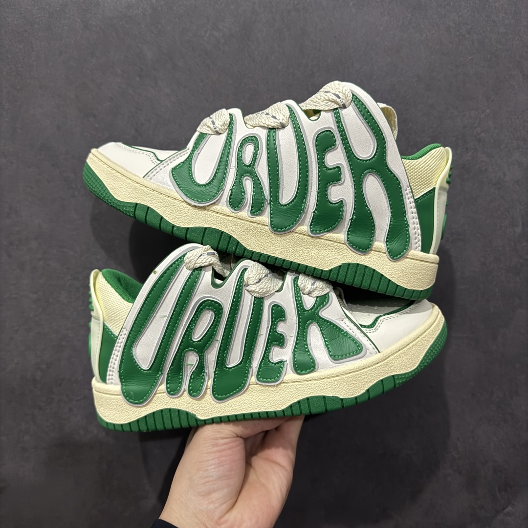 图片[11]-【特价福利】OLD ORDER Skater 001 联名复古时尚滑板鞋面包鞋 复古滑板鞋 风格回潮 OLD ORDER 品牌推出了原创鞋款SKATER-001 一双兼具了运动与潮流复古属性的高品质球鞋 产品设计开发历时8个月 鞋底模具经历3次调整 鞋面打样经历5次调整 只为把高品质的产品状态带给各位 SKATER-001设计风格以上世纪80-90年代经典滑板鞋为灵感 将原汁原味的复古风格赋予全新的工艺质感 明亮活泼的设计风格 融入My Melody伙伴们的元素 多种面料和颜色的选择 赋予生生不息的潮流活力 独特附赠可拆卸卡通形象3D鞋面装饰 不止点缀 还有玩乐 以复古玩具为灵感打造的收藏鞋盒 与孩童时期的自己产生共鸣 创造难忘的开箱体验 尺码 36 37 38 39 40 41 42 43 44 45-选品中心