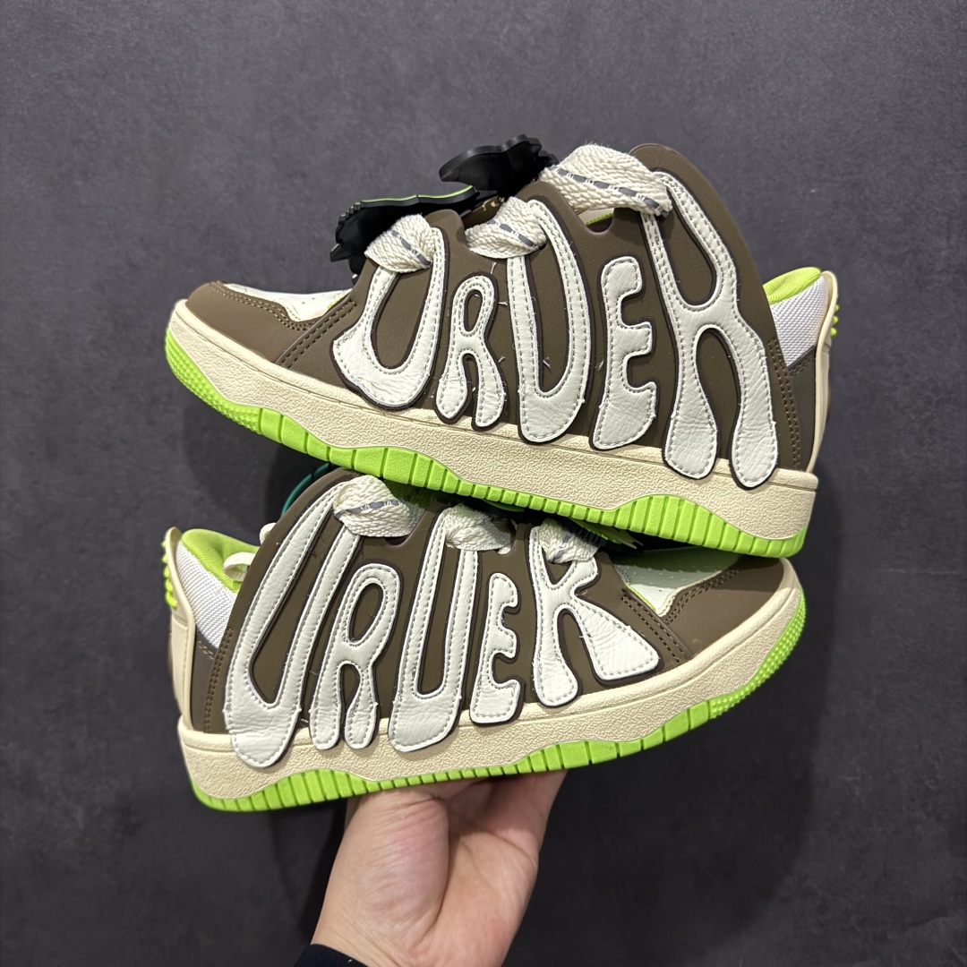 图片[8]-【特价福利】OLD ORDER Skater 001 联名复古时尚滑板鞋面包鞋 复古滑板鞋 风格回潮 OLD ORDER 品牌推出了原创鞋款SKATER-001 一双兼具了运动与潮流复古属性的高品质球鞋 产品设计开发历时8个月 鞋底模具经历3次调整 鞋面打样经历5次调整 只为把高品质的产品状态带给各位 SKATER-001设计风格以上世纪80-90年代经典滑板鞋为灵感 将原汁原味的复古风格赋予全新的工艺质感 明亮活泼的设计风格 融入My Melody伙伴们的元素 多种面料和颜色的选择 赋予生生不息的潮流活力 独特附赠可拆卸卡通形象3D鞋面装饰 不止点缀 还有玩乐 以复古玩具为灵感打造的收藏鞋盒 与孩童时期的自己产生共鸣 创造难忘的开箱体验 尺码 36 37 38 39 40 41 42 43 44 45-选品中心