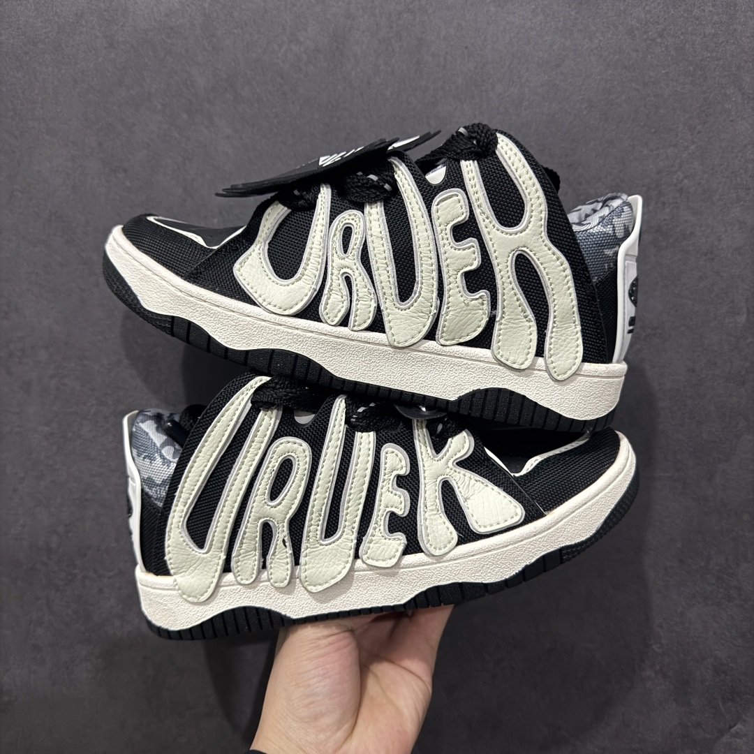 图片[13]-【特价福利】OLD ORDER Skater 001 联名复古时尚滑板鞋面包鞋 复古滑板鞋 风格回潮 OLD ORDER 品牌推出了原创鞋款SKATER-001 一双兼具了运动与潮流复古属性的高品质球鞋 产品设计开发历时8个月 鞋底模具经历3次调整 鞋面打样经历5次调整 只为把高品质的产品状态带给各位 SKATER-001设计风格以上世纪80-90年代经典滑板鞋为灵感 将原汁原味的复古风格赋予全新的工艺质感 明亮活泼的设计风格 融入My Melody伙伴们的元素 多种面料和颜色的选择 赋予生生不息的潮流活力 独特附赠可拆卸卡通形象3D鞋面装饰 不止点缀 还有玩乐 以复古玩具为灵感打造的收藏鞋盒 与孩童时期的自己产生共鸣 创造难忘的开箱体验 尺码 36 37 38 39 40 41 42 43 44 45-选品中心