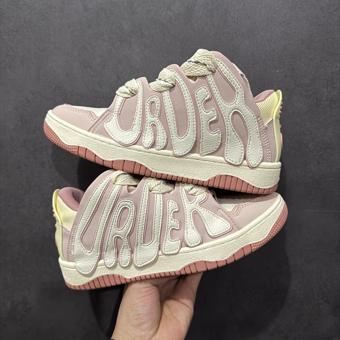 图片[14]-【特价福利】OLD ORDER Skater 001 联名复古时尚滑板鞋面包鞋 复古滑板鞋 风格回潮 OLD ORDER 品牌推出了原创鞋款SKATER-001 一双兼具了运动与潮流复古属性的高品质球鞋 产品设计开发历时8个月 鞋底模具经历3次调整 鞋面打样经历5次调整 只为把高品质的产品状态带给各位 SKATER-001设计风格以上世纪80-90年代经典滑板鞋为灵感 将原汁原味的复古风格赋予全新的工艺质感 明亮活泼的设计风格 融入My Melody伙伴们的元素 多种面料和颜色的选择 赋予生生不息的潮流活力 独特附赠可拆卸卡通形象3D鞋面装饰 不止点缀 还有玩乐 以复古玩具为灵感打造的收藏鞋盒 与孩童时期的自己产生共鸣 创造难忘的开箱体验 尺码 36 37 38 39 40 41 42 43 44 45-选品中心