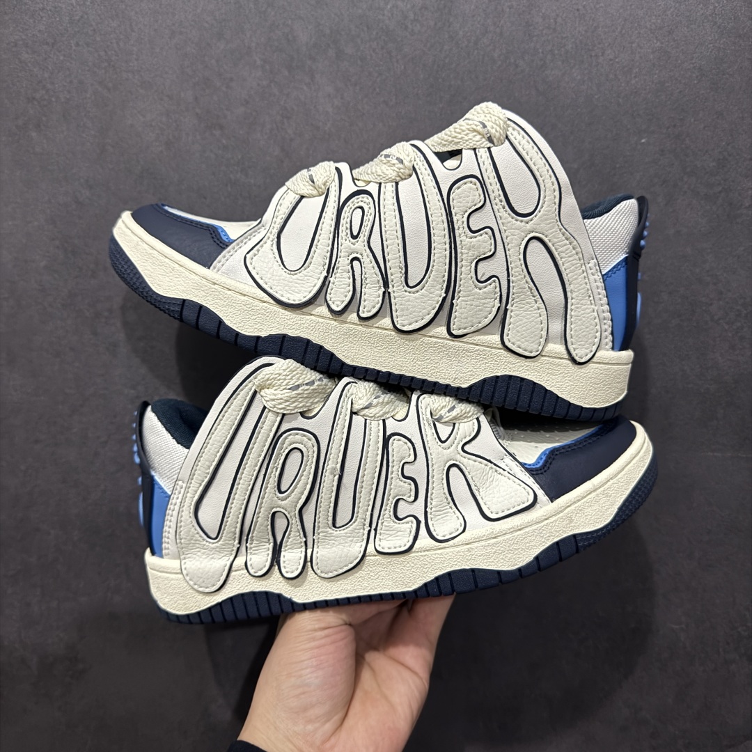 图片[15]-【特价福利】OLD ORDER Skater 001 联名复古时尚滑板鞋面包鞋 复古滑板鞋 风格回潮 OLD ORDER 品牌推出了原创鞋款SKATER-001 一双兼具了运动与潮流复古属性的高品质球鞋 产品设计开发历时8个月 鞋底模具经历3次调整 鞋面打样经历5次调整 只为把高品质的产品状态带给各位 SKATER-001设计风格以上世纪80-90年代经典滑板鞋为灵感 将原汁原味的复古风格赋予全新的工艺质感 明亮活泼的设计风格 融入My Melody伙伴们的元素 多种面料和颜色的选择 赋予生生不息的潮流活力 独特附赠可拆卸卡通形象3D鞋面装饰 不止点缀 还有玩乐 以复古玩具为灵感打造的收藏鞋盒 与孩童时期的自己产生共鸣 创造难忘的开箱体验 尺码 36 37 38 39 40 41 42 43 44 45-选品中心