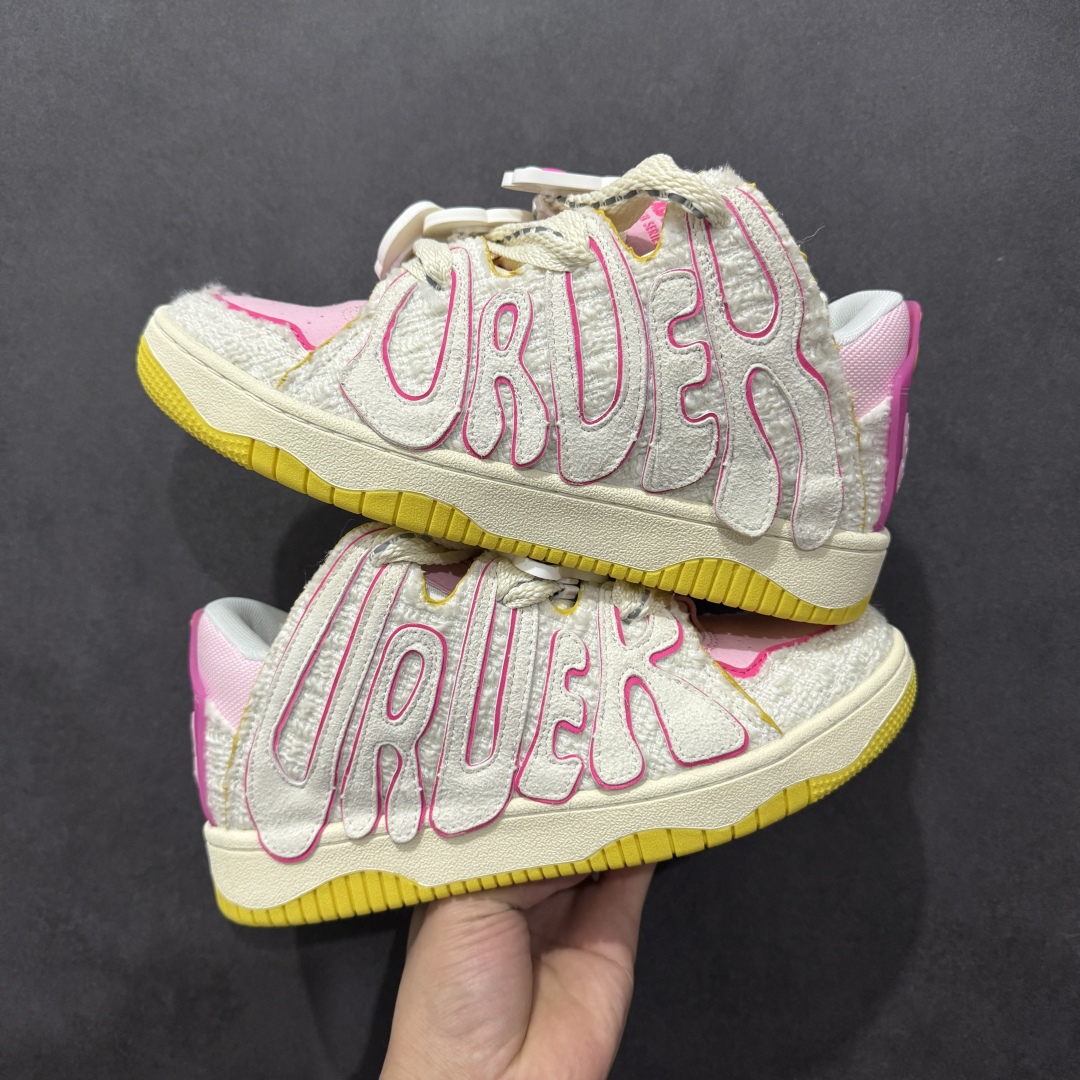 图片[17]-【特价福利】OLD ORDER Skater 001 联名复古时尚滑板鞋面包鞋 复古滑板鞋 风格回潮 OLD ORDER 品牌推出了原创鞋款SKATER-001 一双兼具了运动与潮流复古属性的高品质球鞋 产品设计开发历时8个月 鞋底模具经历3次调整 鞋面打样经历5次调整 只为把高品质的产品状态带给各位 SKATER-001设计风格以上世纪80-90年代经典滑板鞋为灵感 将原汁原味的复古风格赋予全新的工艺质感 明亮活泼的设计风格 融入My Melody伙伴们的元素 多种面料和颜色的选择 赋予生生不息的潮流活力 独特附赠可拆卸卡通形象3D鞋面装饰 不止点缀 还有玩乐 以复古玩具为灵感打造的收藏鞋盒 与孩童时期的自己产生共鸣 创造难忘的开箱体验 尺码 36 37 38 39 40 41 42 43 44 45-选品中心