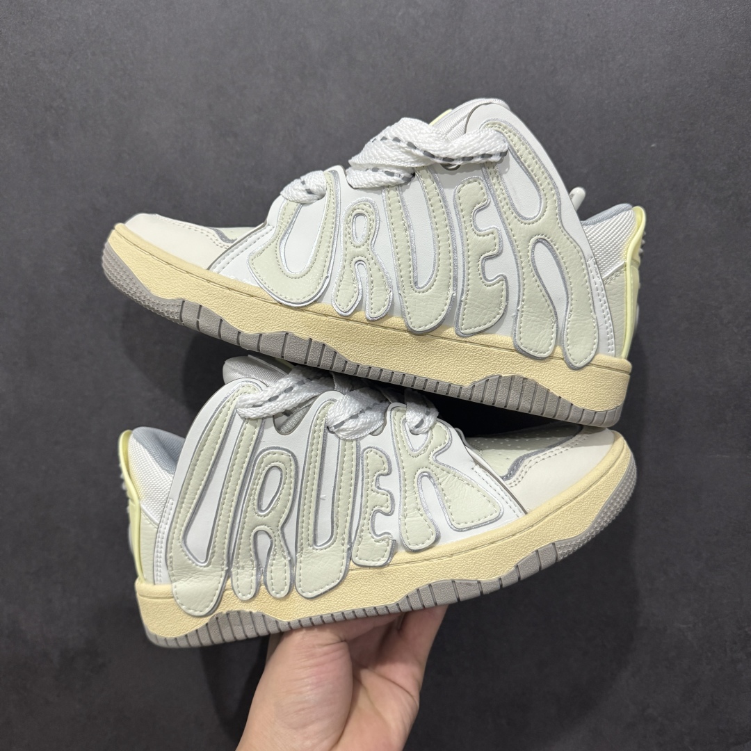 图片[18]-【特价福利】OLD ORDER Skater 001 联名复古时尚滑板鞋面包鞋 复古滑板鞋 风格回潮 OLD ORDER 品牌推出了原创鞋款SKATER-001 一双兼具了运动与潮流复古属性的高品质球鞋 产品设计开发历时8个月 鞋底模具经历3次调整 鞋面打样经历5次调整 只为把高品质的产品状态带给各位 SKATER-001设计风格以上世纪80-90年代经典滑板鞋为灵感 将原汁原味的复古风格赋予全新的工艺质感 明亮活泼的设计风格 融入My Melody伙伴们的元素 多种面料和颜色的选择 赋予生生不息的潮流活力 独特附赠可拆卸卡通形象3D鞋面装饰 不止点缀 还有玩乐 以复古玩具为灵感打造的收藏鞋盒 与孩童时期的自己产生共鸣 创造难忘的开箱体验 尺码 36 37 38 39 40 41 42 43 44 45-选品中心