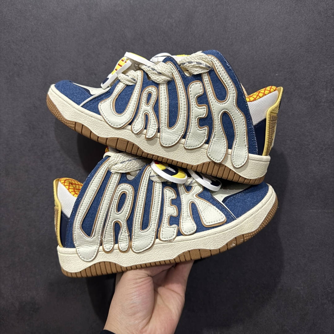 图片[12]-【特价福利】OLD ORDER Skater 001 联名复古时尚滑板鞋面包鞋 复古滑板鞋 风格回潮 OLD ORDER 品牌推出了原创鞋款SKATER-001 一双兼具了运动与潮流复古属性的高品质球鞋 产品设计开发历时8个月 鞋底模具经历3次调整 鞋面打样经历5次调整 只为把高品质的产品状态带给各位 SKATER-001设计风格以上世纪80-90年代经典滑板鞋为灵感 将原汁原味的复古风格赋予全新的工艺质感 明亮活泼的设计风格 融入My Melody伙伴们的元素 多种面料和颜色的选择 赋予生生不息的潮流活力 独特附赠可拆卸卡通形象3D鞋面装饰 不止点缀 还有玩乐 以复古玩具为灵感打造的收藏鞋盒 与孩童时期的自己产生共鸣 创造难忘的开箱体验 尺码 36 37 38 39 40 41 42 43 44 45-选品中心