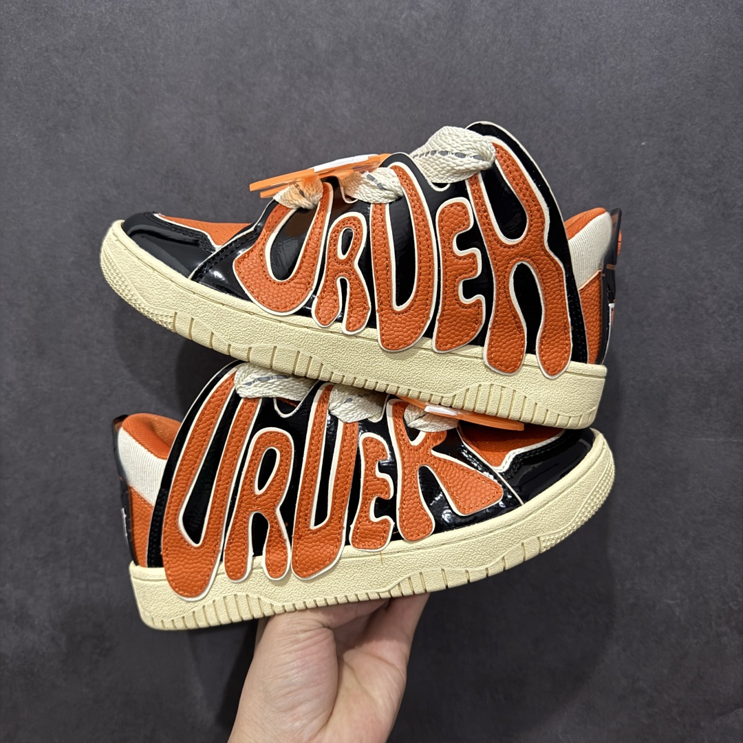 图片[19]-【特价福利】OLD ORDER Skater 001 联名复古时尚滑板鞋面包鞋 复古滑板鞋 风格回潮 OLD ORDER 品牌推出了原创鞋款SKATER-001 一双兼具了运动与潮流复古属性的高品质球鞋 产品设计开发历时8个月 鞋底模具经历3次调整 鞋面打样经历5次调整 只为把高品质的产品状态带给各位 SKATER-001设计风格以上世纪80-90年代经典滑板鞋为灵感 将原汁原味的复古风格赋予全新的工艺质感 明亮活泼的设计风格 融入My Melody伙伴们的元素 多种面料和颜色的选择 赋予生生不息的潮流活力 独特附赠可拆卸卡通形象3D鞋面装饰 不止点缀 还有玩乐 以复古玩具为灵感打造的收藏鞋盒 与孩童时期的自己产生共鸣 创造难忘的开箱体验 尺码 36 37 38 39 40 41 42 43 44 45-选品中心