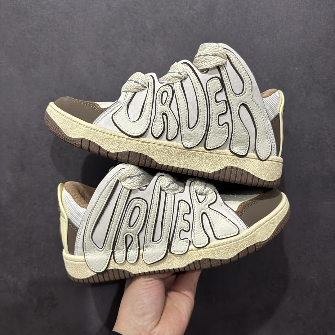 图片[20]-【特价福利】OLD ORDER Skater 001 联名复古时尚滑板鞋面包鞋 复古滑板鞋 风格回潮 OLD ORDER 品牌推出了原创鞋款SKATER-001 一双兼具了运动与潮流复古属性的高品质球鞋 产品设计开发历时8个月 鞋底模具经历3次调整 鞋面打样经历5次调整 只为把高品质的产品状态带给各位 SKATER-001设计风格以上世纪80-90年代经典滑板鞋为灵感 将原汁原味的复古风格赋予全新的工艺质感 明亮活泼的设计风格 融入My Melody伙伴们的元素 多种面料和颜色的选择 赋予生生不息的潮流活力 独特附赠可拆卸卡通形象3D鞋面装饰 不止点缀 还有玩乐 以复古玩具为灵感打造的收藏鞋盒 与孩童时期的自己产生共鸣 创造难忘的开箱体验 尺码 36 37 38 39 40 41 42 43 44 45-选品中心