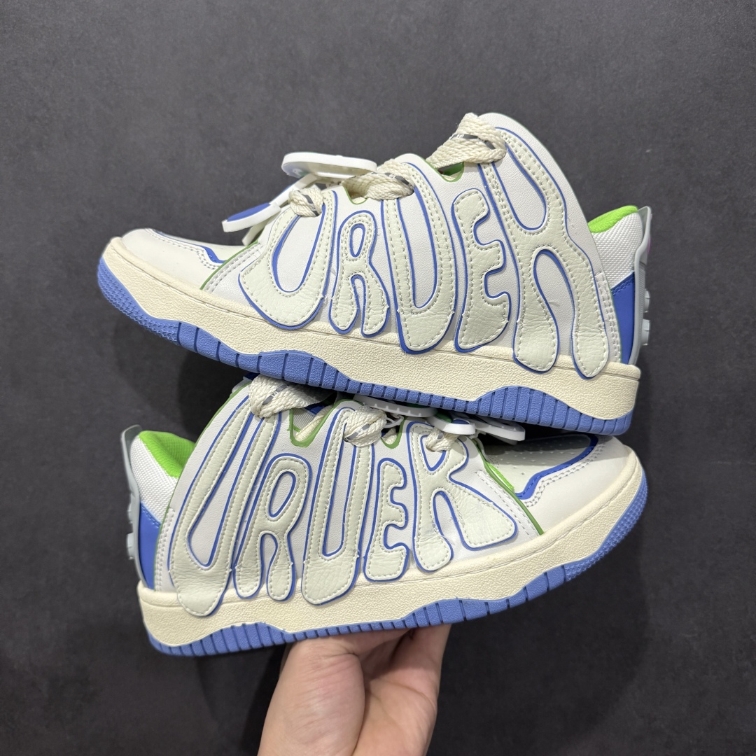 图片[21]-【特价福利】OLD ORDER Skater 001 联名复古时尚滑板鞋面包鞋 复古滑板鞋 风格回潮 OLD ORDER 品牌推出了原创鞋款SKATER-001 一双兼具了运动与潮流复古属性的高品质球鞋 产品设计开发历时8个月 鞋底模具经历3次调整 鞋面打样经历5次调整 只为把高品质的产品状态带给各位 SKATER-001设计风格以上世纪80-90年代经典滑板鞋为灵感 将原汁原味的复古风格赋予全新的工艺质感 明亮活泼的设计风格 融入My Melody伙伴们的元素 多种面料和颜色的选择 赋予生生不息的潮流活力 独特附赠可拆卸卡通形象3D鞋面装饰 不止点缀 还有玩乐 以复古玩具为灵感打造的收藏鞋盒 与孩童时期的自己产生共鸣 创造难忘的开箱体验 尺码 36 37 38 39 40 41 42 43 44 45-选品中心