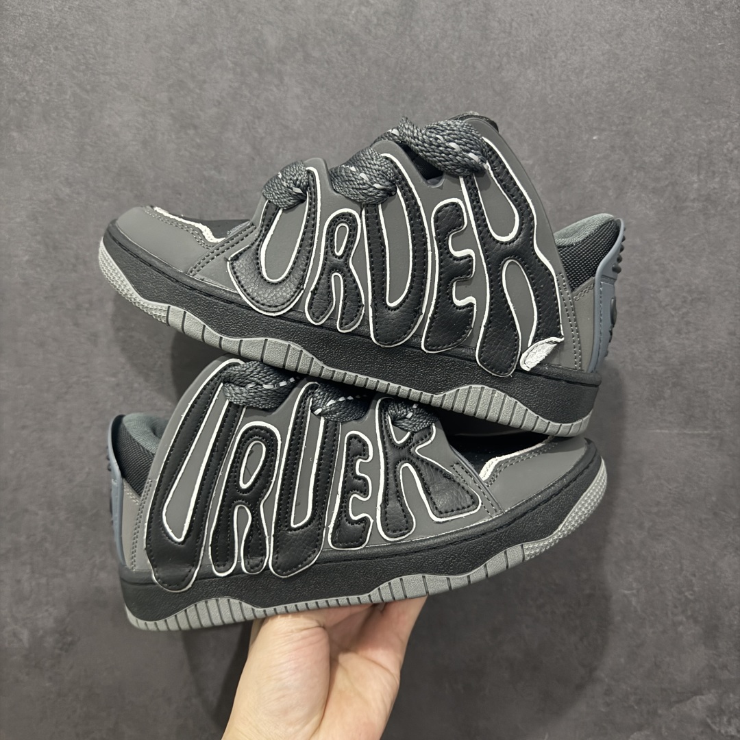 图片[16]-【特价福利】OLD ORDER Skater 001 联名复古时尚滑板鞋面包鞋 复古滑板鞋 风格回潮 OLD ORDER 品牌推出了原创鞋款SKATER-001 一双兼具了运动与潮流复古属性的高品质球鞋 产品设计开发历时8个月 鞋底模具经历3次调整 鞋面打样经历5次调整 只为把高品质的产品状态带给各位 SKATER-001设计风格以上世纪80-90年代经典滑板鞋为灵感 将原汁原味的复古风格赋予全新的工艺质感 明亮活泼的设计风格 融入My Melody伙伴们的元素 多种面料和颜色的选择 赋予生生不息的潮流活力 独特附赠可拆卸卡通形象3D鞋面装饰 不止点缀 还有玩乐 以复古玩具为灵感打造的收藏鞋盒 与孩童时期的自己产生共鸣 创造难忘的开箱体验 尺码 36 37 38 39 40 41 42 43 44 45-选品中心