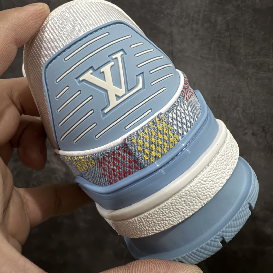 图片[2]-【广东纯原版本】 现货当天可取 LV Trainer系列高奢运动鞋 蓝白牛仔棋盘格 新款芯片顶级 潮人必备单品 同步ZP官网空胶工艺 鞋舌、挂饰均镶嵌NFC芯片感应装置 正确胶片断点式设计 中底正确还原原版油印字母比例 1：1原楦格板、楦头、刀磨全新升级！ 独家订制顶级压纹麂皮 原版开模TPU大底 质感原版一致 垫脚聚米微料加透气英伦网布 披靡市场任何版本！细节完美呈现！ 代购指定版本 全新升级最新双盒包装 扫码秒进官网！ 全套包装配件同比原版 尺码： 38-45-选品中心