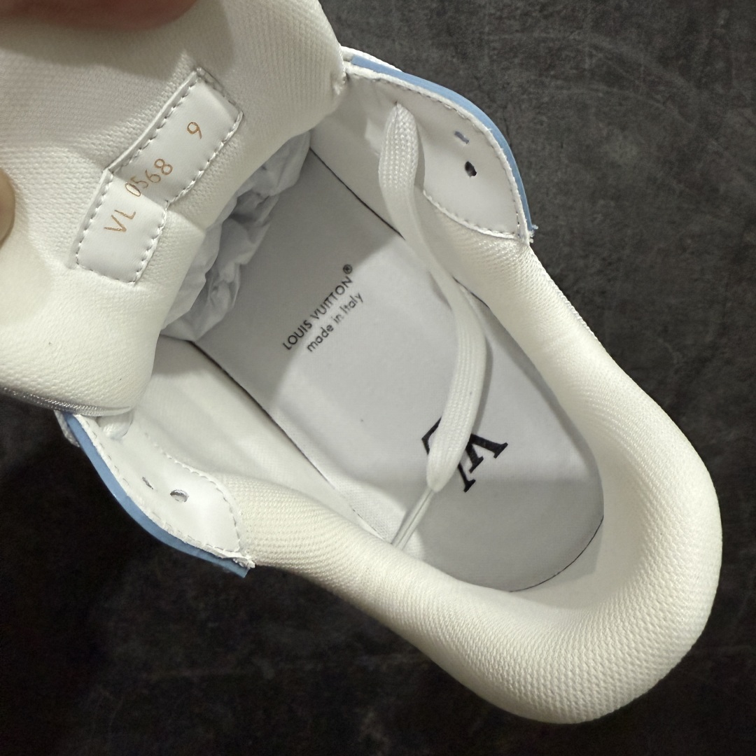 图片[7]-【广东纯原版本】 现货当天可取 LV Trainer系列高奢运动鞋 蓝白牛仔棋盘格 新款芯片顶级 潮人必备单品 同步ZP官网空胶工艺 鞋舌、挂饰均镶嵌NFC芯片感应装置 正确胶片断点式设计 中底正确还原原版油印字母比例 1：1原楦格板、楦头、刀磨全新升级！ 独家订制顶级压纹麂皮 原版开模TPU大底 质感原版一致 垫脚聚米微料加透气英伦网布 披靡市场任何版本！细节完美呈现！ 代购指定版本 全新升级最新双盒包装 扫码秒进官网！ 全套包装配件同比原版 尺码： 38-45-选品中心