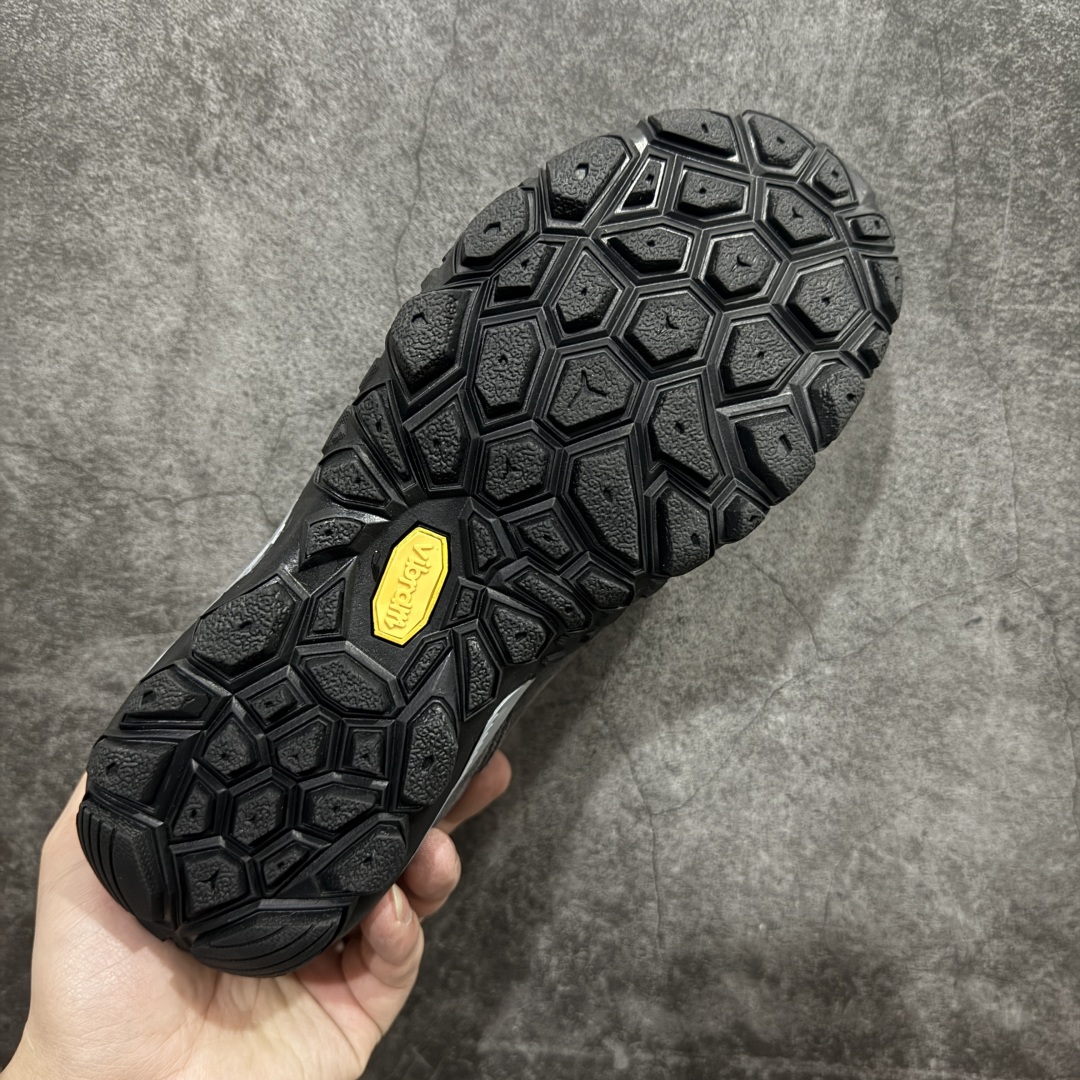 图片[9]-【公司级】The North Face 北面 乐斯菲斯户外运动休闲登山鞋越野徒步鞋 广东大厂品质 面料采用进口磨砂牛皮 鞋底采用Vibram黄金大底 专门为鞋底设计的橡胶以出色的耐磨性 良好的防滑性或得不少户外运动爱好者的喜欢 专业户外登山品牌（北面）The North Face自1966年创立，由两位热爱登山徒步的年轻登山者于美西旧金山开创，不断透过研发与创新，并且将最先进的技术结合在服装与鞋款设计，生产多种外型帅气且专业能力非常强的户外运动装备而备受欢迎。尺码：40-45（运动鞋码）-选品中心