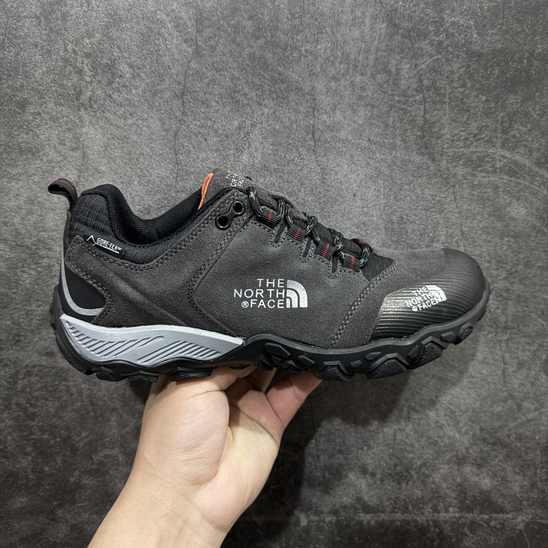 【公司级】The North Face 北面 乐斯菲斯户外运动休闲登山鞋越野徒步鞋 广东大厂品质 面料采用进口磨砂牛皮 鞋底采用Vibram黄金大底 专门为鞋底设计的橡胶以出色的耐磨性 良好的防滑性或得不少户外运动爱好者的喜欢 专业户外登山品牌（北面）The North Face自1966年创立，由两位热爱登山徒步的年轻登山者于美西旧金山开创，不断透过研发与创新，并且将最先进的技术结合在服装与鞋款设计，生产多种外型帅气且专业能力非常强的户外运动装备而备受欢迎。尺码：40-45（运动鞋码）-选品中心