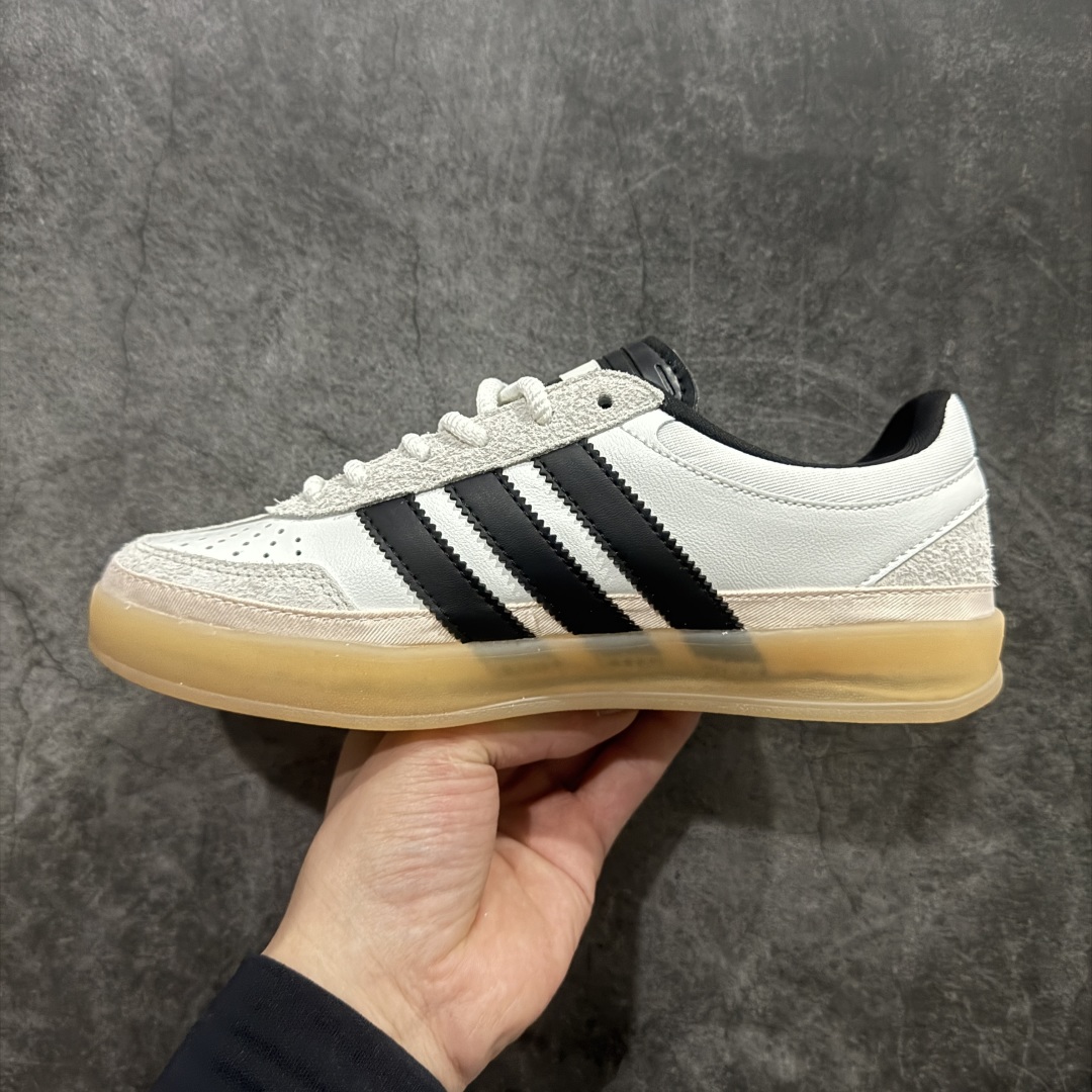 坏痞兔Bad Bunny x AD Gazelle Indoor Trainers ”Benito”羚羊内训系列低帮复古百搭休闲运动德训风板鞋“联名白黑变形鞋头”IF9735