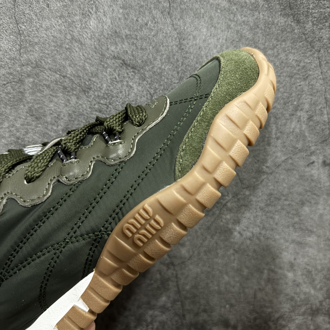 图片[6]-【广东纯原版本】Miumiu 25ss Tyre系列春夏新款德训阿甘鞋休闲运动鞋Miumiu最新爆款 前卫大胆的设计，风格融于此款厚底帆布运动鞋的简约线条，别致徽标饰于鞋舌与背面，点缀复古设计，平添标志性元素！厚底设计定义前卫的现代风格，这款Tyre集优雅气质与运动功能于一身，动感橡胶鞋底柔韧耐磨，令人联想起轮胎花纹，橡胶鞋底除了增加了这双鞋的复古属性外也增加了防滑功能鞋面由科技织物和麂皮制成，融合运动与时尚、功能与优雅，表达了Miu Miu的核心精神 尺码：35-40-选品中心