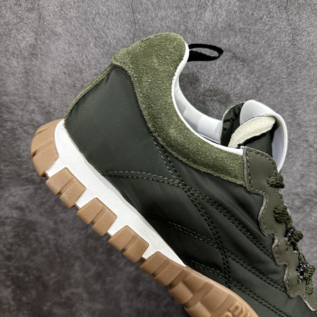 图片[7]-【广东纯原版本】Miumiu 25ss Tyre系列春夏新款德训阿甘鞋休闲运动鞋Miumiu最新爆款 前卫大胆的设计，风格融于此款厚底帆布运动鞋的简约线条，别致徽标饰于鞋舌与背面，点缀复古设计，平添标志性元素！厚底设计定义前卫的现代风格，这款Tyre集优雅气质与运动功能于一身，动感橡胶鞋底柔韧耐磨，令人联想起轮胎花纹，橡胶鞋底除了增加了这双鞋的复古属性外也增加了防滑功能鞋面由科技织物和麂皮制成，融合运动与时尚、功能与优雅，表达了Miu Miu的核心精神 尺码：35-40-选品中心