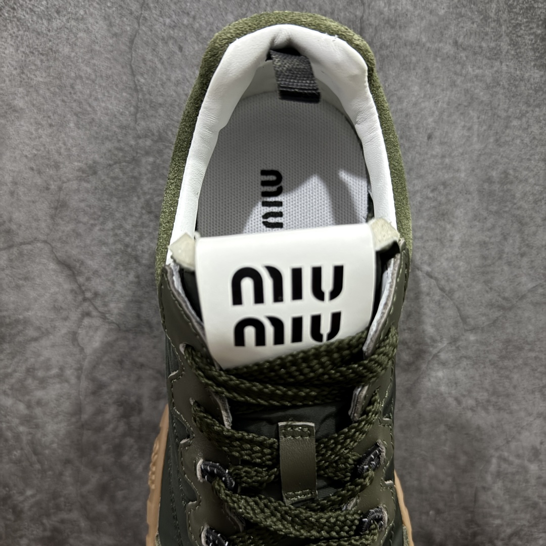 图片[8]-【广东纯原版本】Miumiu 25ss Tyre系列春夏新款德训阿甘鞋休闲运动鞋Miumiu最新爆款 前卫大胆的设计，风格融于此款厚底帆布运动鞋的简约线条，别致徽标饰于鞋舌与背面，点缀复古设计，平添标志性元素！厚底设计定义前卫的现代风格，这款Tyre集优雅气质与运动功能于一身，动感橡胶鞋底柔韧耐磨，令人联想起轮胎花纹，橡胶鞋底除了增加了这双鞋的复古属性外也增加了防滑功能鞋面由科技织物和麂皮制成，融合运动与时尚、功能与优雅，表达了Miu Miu的核心精神 尺码：35-40-选品中心