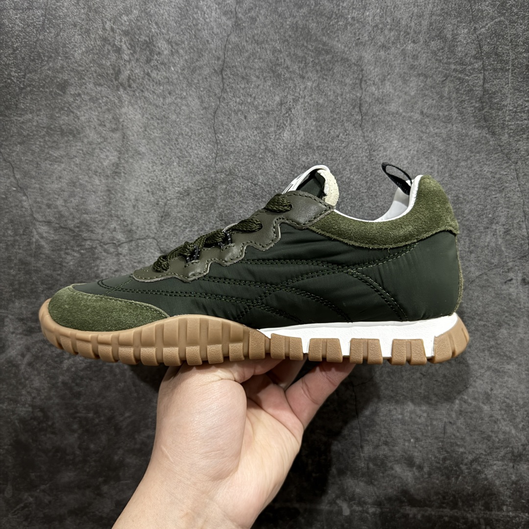 图片[2]-【广东纯原版本】Miumiu 25ss Tyre系列春夏新款德训阿甘鞋休闲运动鞋Miumiu最新爆款 前卫大胆的设计，风格融于此款厚底帆布运动鞋的简约线条，别致徽标饰于鞋舌与背面，点缀复古设计，平添标志性元素！厚底设计定义前卫的现代风格，这款Tyre集优雅气质与运动功能于一身，动感橡胶鞋底柔韧耐磨，令人联想起轮胎花纹，橡胶鞋底除了增加了这双鞋的复古属性外也增加了防滑功能鞋面由科技织物和麂皮制成，融合运动与时尚、功能与优雅，表达了Miu Miu的核心精神 尺码：35-40-选品中心