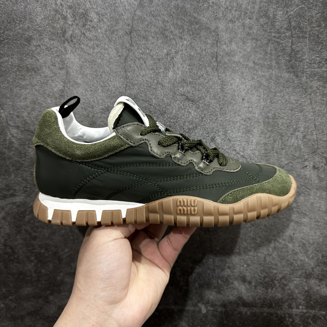 【广东纯原版本】Miumiu 25ss Tyre系列春夏新款德训阿甘鞋休闲运动鞋Miumiu最新爆款 前卫大胆的设计,风格融于此款厚底帆布运动鞋的简约线条,别致徽标饰于鞋舌与背面,点缀复古设计,平添标志性元素!厚底设计定义前卫的现代风格,这款Tyre集优雅气质与运动功能于一身,动感橡胶鞋底柔韧耐磨,令人联想起轮胎花纹,橡胶鞋底除了增加了这双鞋的复古属性外也增加了防滑功能鞋面由科技织物和麂皮制成,融合运动与时尚、功能与优雅,表达了Miu Miu的核心精神 尺码:35-40-选品中心