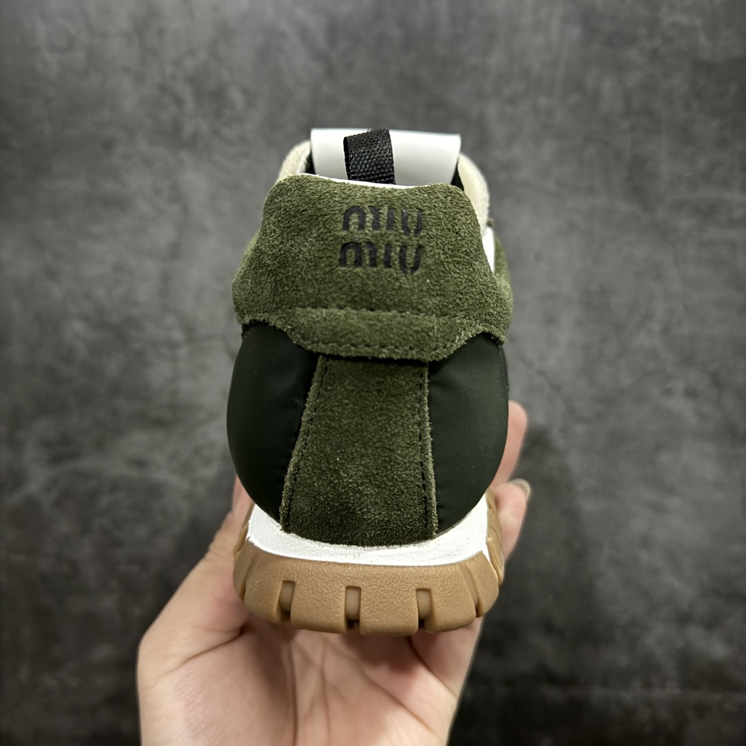 图片[4]-【广东纯原版本】Miumiu 25ss Tyre系列春夏新款德训阿甘鞋休闲运动鞋Miumiu最新爆款 前卫大胆的设计，风格融于此款厚底帆布运动鞋的简约线条，别致徽标饰于鞋舌与背面，点缀复古设计，平添标志性元素！厚底设计定义前卫的现代风格，这款Tyre集优雅气质与运动功能于一身，动感橡胶鞋底柔韧耐磨，令人联想起轮胎花纹，橡胶鞋底除了增加了这双鞋的复古属性外也增加了防滑功能鞋面由科技织物和麂皮制成，融合运动与时尚、功能与优雅，表达了Miu Miu的核心精神 尺码：35-40-选品中心