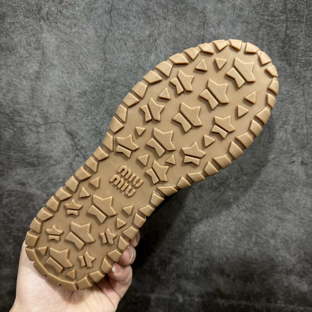 图片[9]-【广东纯原版本】Miumiu 25ss Tyre系列春夏新款德训阿甘鞋休闲运动鞋Miumiu最新爆款 前卫大胆的设计，风格融于此款厚底帆布运动鞋的简约线条，别致徽标饰于鞋舌与背面，点缀复古设计，平添标志性元素！厚底设计定义前卫的现代风格，这款Tyre集优雅气质与运动功能于一身，动感橡胶鞋底柔韧耐磨，令人联想起轮胎花纹，橡胶鞋底除了增加了这双鞋的复古属性外也增加了防滑功能鞋面由科技织物和麂皮制成，融合运动与时尚、功能与优雅，表达了Miu Miu的核心精神 尺码：35-40-选品中心