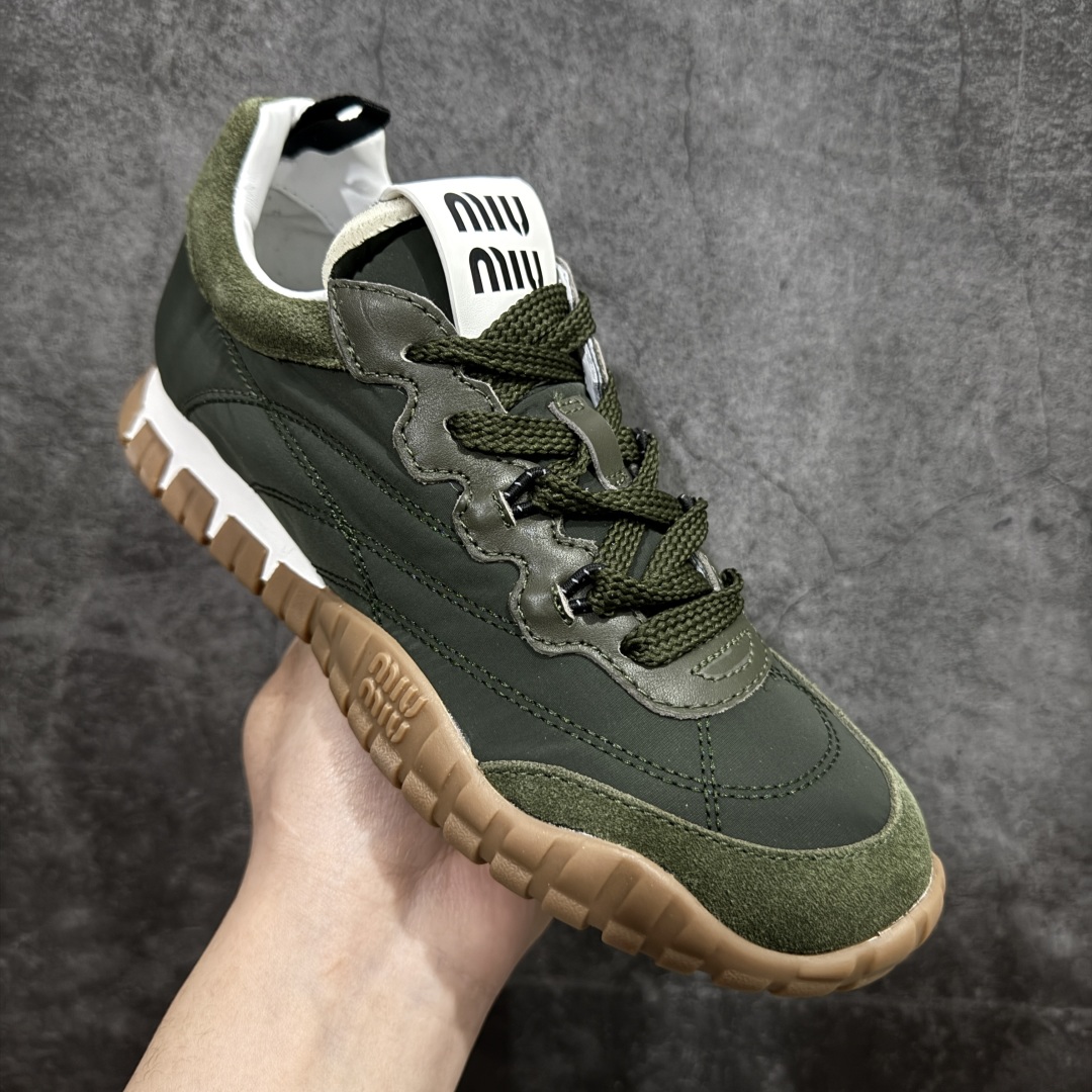 图片[3]-【广东纯原版本】Miumiu 25ss Tyre系列春夏新款德训阿甘鞋休闲运动鞋Miumiu最新爆款 前卫大胆的设计，风格融于此款厚底帆布运动鞋的简约线条，别致徽标饰于鞋舌与背面，点缀复古设计，平添标志性元素！厚底设计定义前卫的现代风格，这款Tyre集优雅气质与运动功能于一身，动感橡胶鞋底柔韧耐磨，令人联想起轮胎花纹，橡胶鞋底除了增加了这双鞋的复古属性外也增加了防滑功能鞋面由科技织物和麂皮制成，融合运动与时尚、功能与优雅，表达了Miu Miu的核心精神 尺码：35-40-选品中心