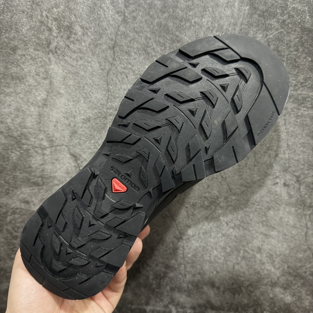 图片[9]-【巅峰版】Salomon 𝐱 MM6 萨洛蒙联名马吉拉 X-Alp系列 情侣款户外休闲运动鞋 原版购入开发 做货 这款由MM6全新演绎的X-AIp专注于其空气动力学的外观上，标志性白色与奶油色带来都市风格 鞋舌上的MM6 数字标志就像一枚手工印章，与SALOMON大胆而高科技的LOGO相得益彰 另一双则以纯粹的黑色打造，突出富质感的细节，标志性运动鞋被提炼为新的都市经典 为 SALOMON带来静谧气息 配送专柜精美包装 面料： 原版进口牛皮+透气网面 内里：原版进口透气网里 鞋底：原版开模防滑橡胶大底 底厚：4CM 尺码： 36 36.5 37.5 38 38.5 39 40 440.5 41 42 42.5 43 44 44.5 45-选品中心