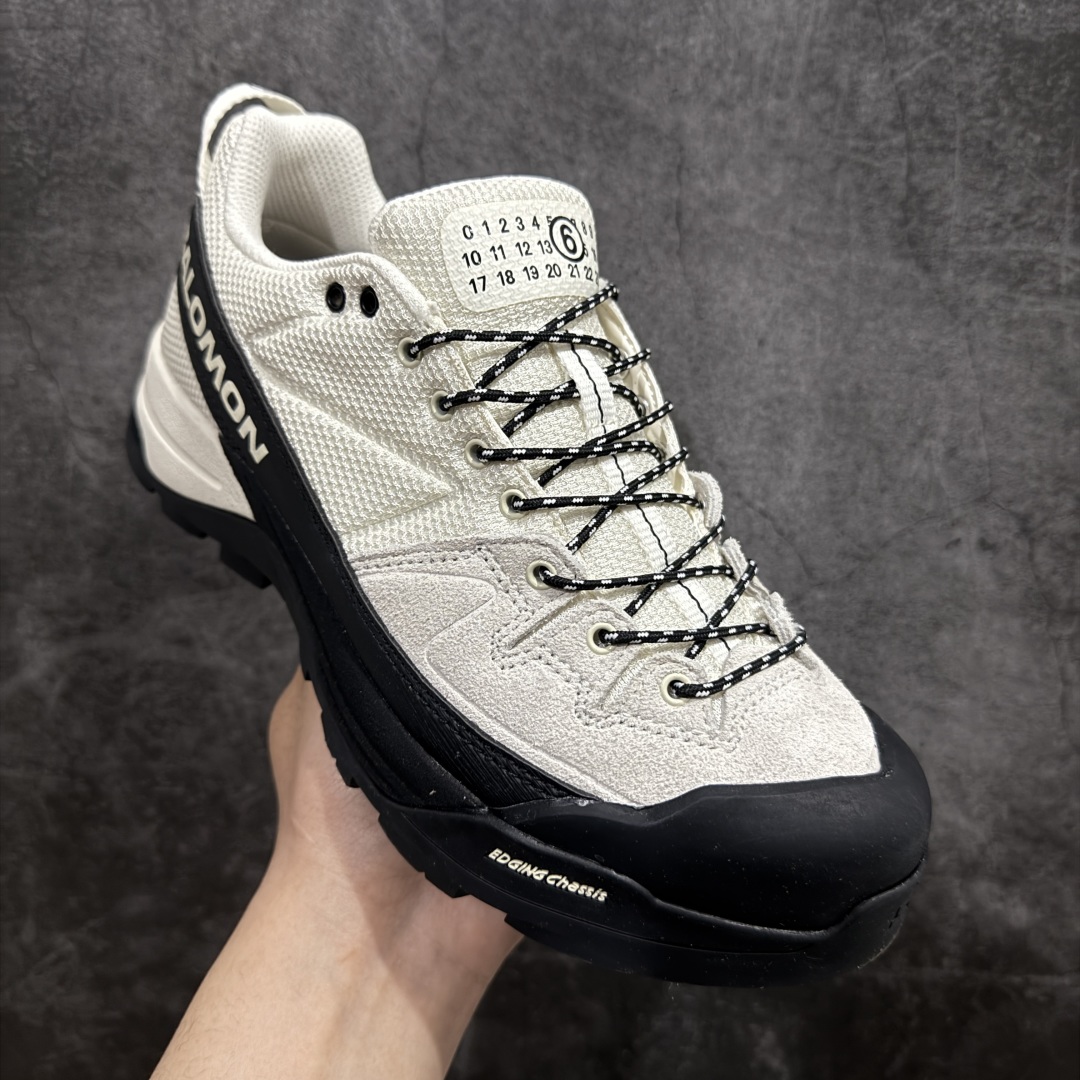 图片[3]-【巅峰版】Salomon 𝐱 MM6 萨洛蒙联名马吉拉 X-Alp系列 情侣款户外休闲运动鞋 原版购入开发 做货 这款由MM6全新演绎的X-AIp专注于其空气动力学的外观上，标志性白色与奶油色带来都市风格 鞋舌上的MM6 数字标志就像一枚手工印章，与SALOMON大胆而高科技的LOGO相得益彰 另一双则以纯粹的黑色打造，突出富质感的细节，标志性运动鞋被提炼为新的都市经典 为 SALOMON带来静谧气息 配送专柜精美包装 面料： 原版进口牛皮+透气网面 内里：原版进口透气网里 鞋底：原版开模防滑橡胶大底 底厚：4CM 尺码： 36 36.5 37.5 38 38.5 39 40 440.5 41 42 42.5 43 44 44.5 45-选品中心