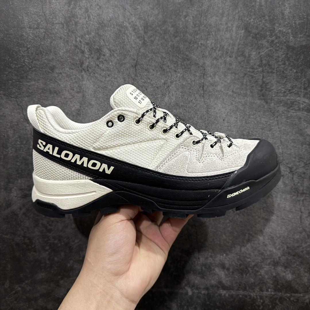 【巅峰版】Salomon 𝐱 MM6 萨洛蒙联名马吉拉 X-Alp系列 情侣款户外休闲运动鞋 原版购入开发 做货 这款由MM6全新演绎的X-AIp专注于其空气动力学的外观上,标志性白色与奶油色带来都市风格 鞋舌上的MM6 数字标志就像一枚手工印章,与SALOMON大胆而高科技的LOGO相得益彰 另一双则以纯粹的黑色打造,突出富质感的细节,标志性运动鞋被提炼为新的都市经典 为 SALOMON带来静谧气息 配送专柜精美包装 面料: 原版进口牛皮+透气网面 内里:原版进口透气网里 鞋底:原版开模防滑橡胶大底 底厚:4CM 尺码: 36 36.5 37.5 38 38.5 39 40 440.5 41 42 42.5 43 44 44.5 45-选品中心
