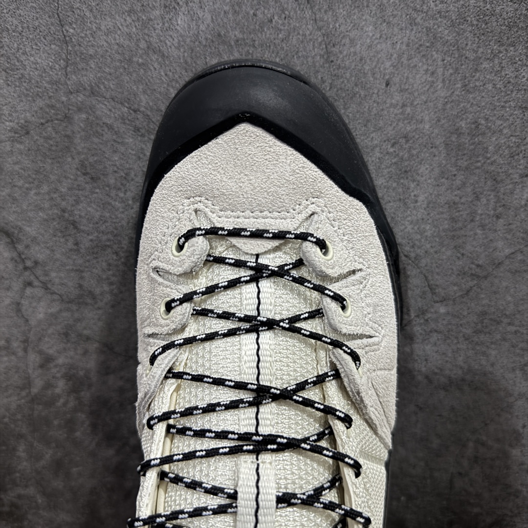 图片[5]-【巅峰版】Salomon 𝐱 MM6 萨洛蒙联名马吉拉 X-Alp系列 情侣款户外休闲运动鞋 原版购入开发 做货 这款由MM6全新演绎的X-AIp专注于其空气动力学的外观上，标志性白色与奶油色带来都市风格 鞋舌上的MM6 数字标志就像一枚手工印章，与SALOMON大胆而高科技的LOGO相得益彰 另一双则以纯粹的黑色打造，突出富质感的细节，标志性运动鞋被提炼为新的都市经典 为 SALOMON带来静谧气息 配送专柜精美包装 面料： 原版进口牛皮+透气网面 内里：原版进口透气网里 鞋底：原版开模防滑橡胶大底 底厚：4CM 尺码： 36 36.5 37.5 38 38.5 39 40 440.5 41 42 42.5 43 44 44.5 45-选品中心