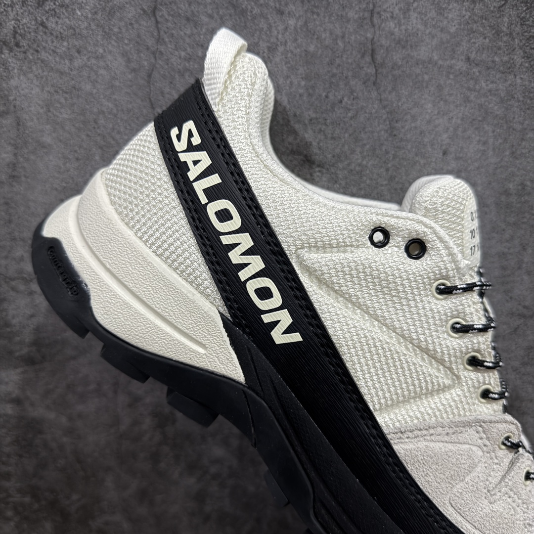 图片[7]-【巅峰版】Salomon 𝐱 MM6 萨洛蒙联名马吉拉 X-Alp系列 情侣款户外休闲运动鞋 原版购入开发 做货 这款由MM6全新演绎的X-AIp专注于其空气动力学的外观上，标志性白色与奶油色带来都市风格 鞋舌上的MM6 数字标志就像一枚手工印章，与SALOMON大胆而高科技的LOGO相得益彰 另一双则以纯粹的黑色打造，突出富质感的细节，标志性运动鞋被提炼为新的都市经典 为 SALOMON带来静谧气息 配送专柜精美包装 面料： 原版进口牛皮+透气网面 内里：原版进口透气网里 鞋底：原版开模防滑橡胶大底 底厚：4CM 尺码： 36 36.5 37.5 38 38.5 39 40 440.5 41 42 42.5 43 44 44.5 45-选品中心