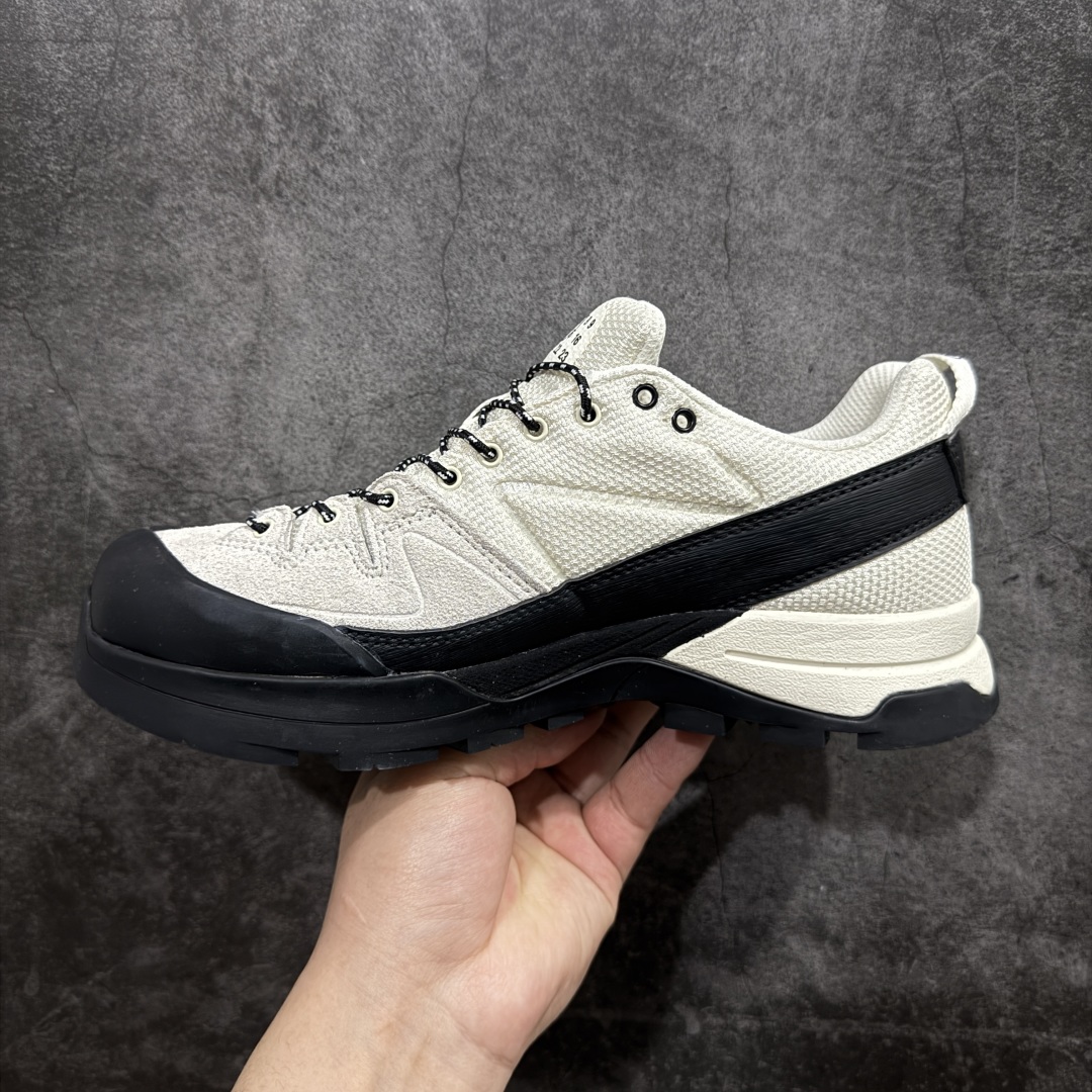 图片[2]-【巅峰版】Salomon 𝐱 MM6 萨洛蒙联名马吉拉 X-Alp系列 情侣款户外休闲运动鞋 原版购入开发 做货 这款由MM6全新演绎的X-AIp专注于其空气动力学的外观上，标志性白色与奶油色带来都市风格 鞋舌上的MM6 数字标志就像一枚手工印章，与SALOMON大胆而高科技的LOGO相得益彰 另一双则以纯粹的黑色打造，突出富质感的细节，标志性运动鞋被提炼为新的都市经典 为 SALOMON带来静谧气息 配送专柜精美包装 面料： 原版进口牛皮+透气网面 内里：原版进口透气网里 鞋底：原版开模防滑橡胶大底 底厚：4CM 尺码： 36 36.5 37.5 38 38.5 39 40 440.5 41 42 42.5 43 44 44.5 45-选品中心
