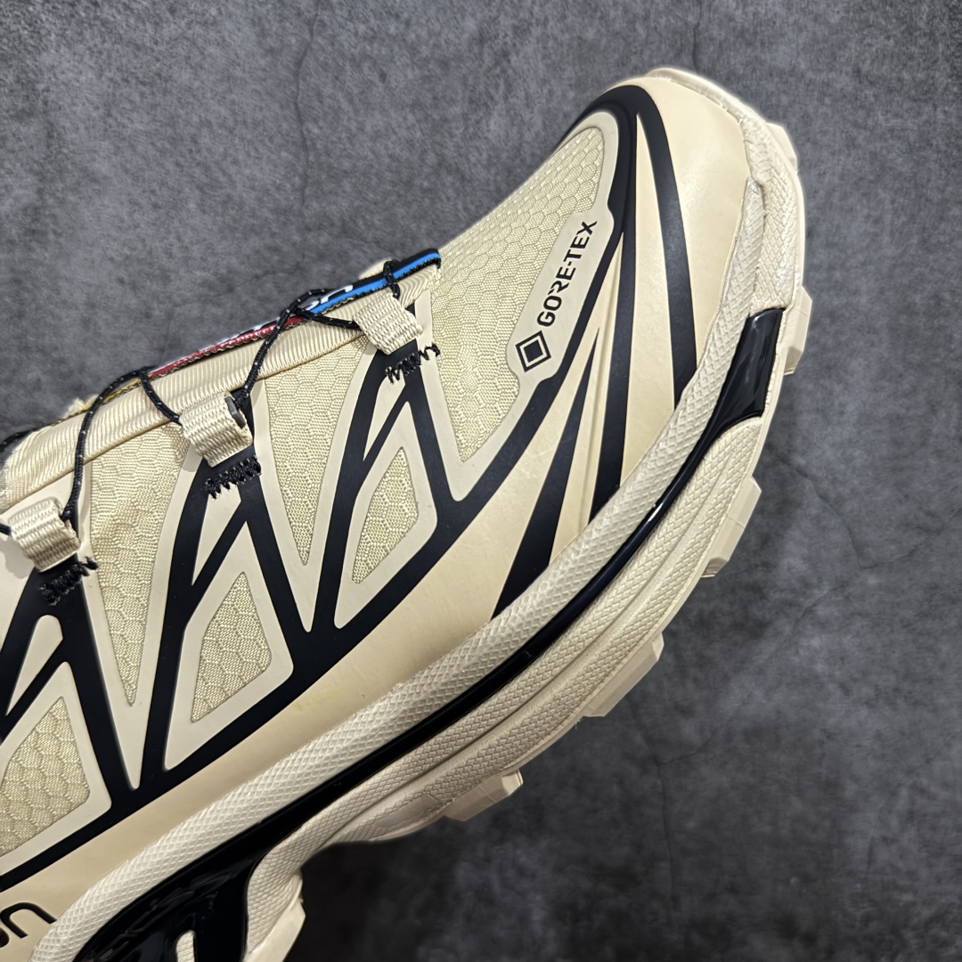 图片[6]-【PK版】 Salomon XT-6 GTX 杏色 萨洛蒙复古潮流户外机能登山跑鞋 474455 外贸平台特供订单 耗时半年巨作 全套原纸板楦头开发 原厂特供网布配套加持 确保原汁原味 完美呈现版型 原档数据独家私模五层组合大底 原装Ortholite轻量化鞋垫 中底布带钢印编号 原厂TPU锁扣 进口港宝加持 后跟自然饱满 还原公司包裹性 鞋面以“锯齿”状的包裹系统呈现 在基色底之下加入了各种色点缀 将公司的最新技术和时尚前卫的造型融入耐用的长跑款式中 鞋面由 TPU 薄膜制成 并焊接在高耐磨网眼上 使其既时尚又坚固 由 ACS底盘支撑 可增强稳定性和支撑力 以及由橡胶凸耳 Contragrip外底覆盖的 EVA 缓冲中底 旨在应对崎岖的地形 鞋舌上的彩色Salomon 标签、Quicklace 系统以及鞋头、鞋舌和鞋跟上的附加品牌使细节更加完美 让穿着者可以轻松驾驭户外与通勤下的任何运动生活场景 无缝鞋身户外随意纵横 颜值与脚感兼备 出街通勤 绝对非常吸睛 你值得拥有 尺码：36 36.5 37.5 38 38.5 39 40 40.5 41 42 42.5 43 44 44.5 45-选品中心