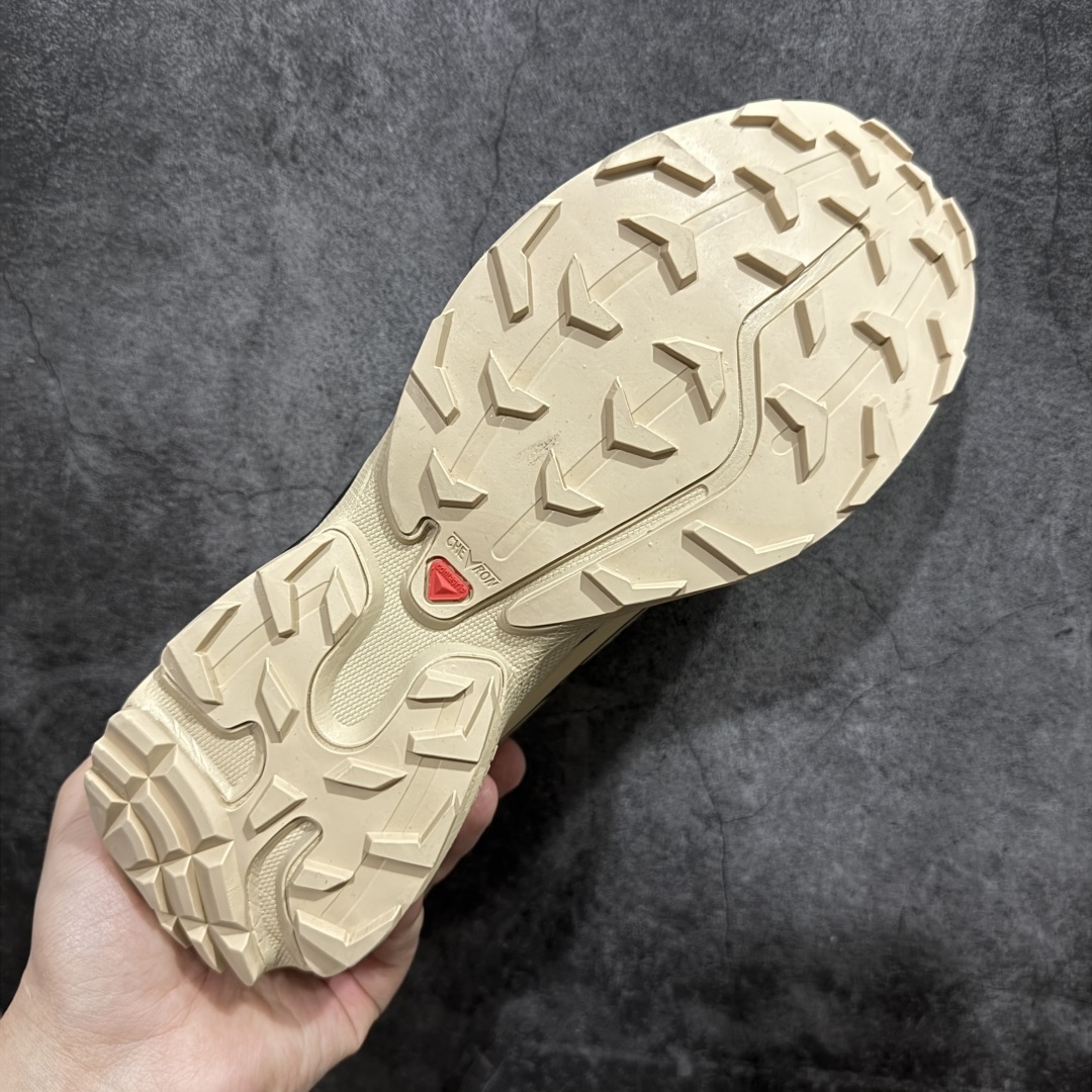 图片[9]-【PK版】 Salomon XT-6 GTX 杏色 萨洛蒙复古潮流户外机能登山跑鞋 474455 外贸平台特供订单 耗时半年巨作 全套原纸板楦头开发 原厂特供网布配套加持 确保原汁原味 完美呈现版型 原档数据独家私模五层组合大底 原装Ortholite轻量化鞋垫 中底布带钢印编号 原厂TPU锁扣 进口港宝加持 后跟自然饱满 还原公司包裹性 鞋面以“锯齿”状的包裹系统呈现 在基色底之下加入了各种色点缀 将公司的最新技术和时尚前卫的造型融入耐用的长跑款式中 鞋面由 TPU 薄膜制成 并焊接在高耐磨网眼上 使其既时尚又坚固 由 ACS底盘支撑 可增强稳定性和支撑力 以及由橡胶凸耳 Contragrip外底覆盖的 EVA 缓冲中底 旨在应对崎岖的地形 鞋舌上的彩色Salomon 标签、Quicklace 系统以及鞋头、鞋舌和鞋跟上的附加品牌使细节更加完美 让穿着者可以轻松驾驭户外与通勤下的任何运动生活场景 无缝鞋身户外随意纵横 颜值与脚感兼备 出街通勤 绝对非常吸睛 你值得拥有 尺码：36 36.5 37.5 38 38.5 39 40 40.5 41 42 42.5 43 44 44.5 45-选品中心