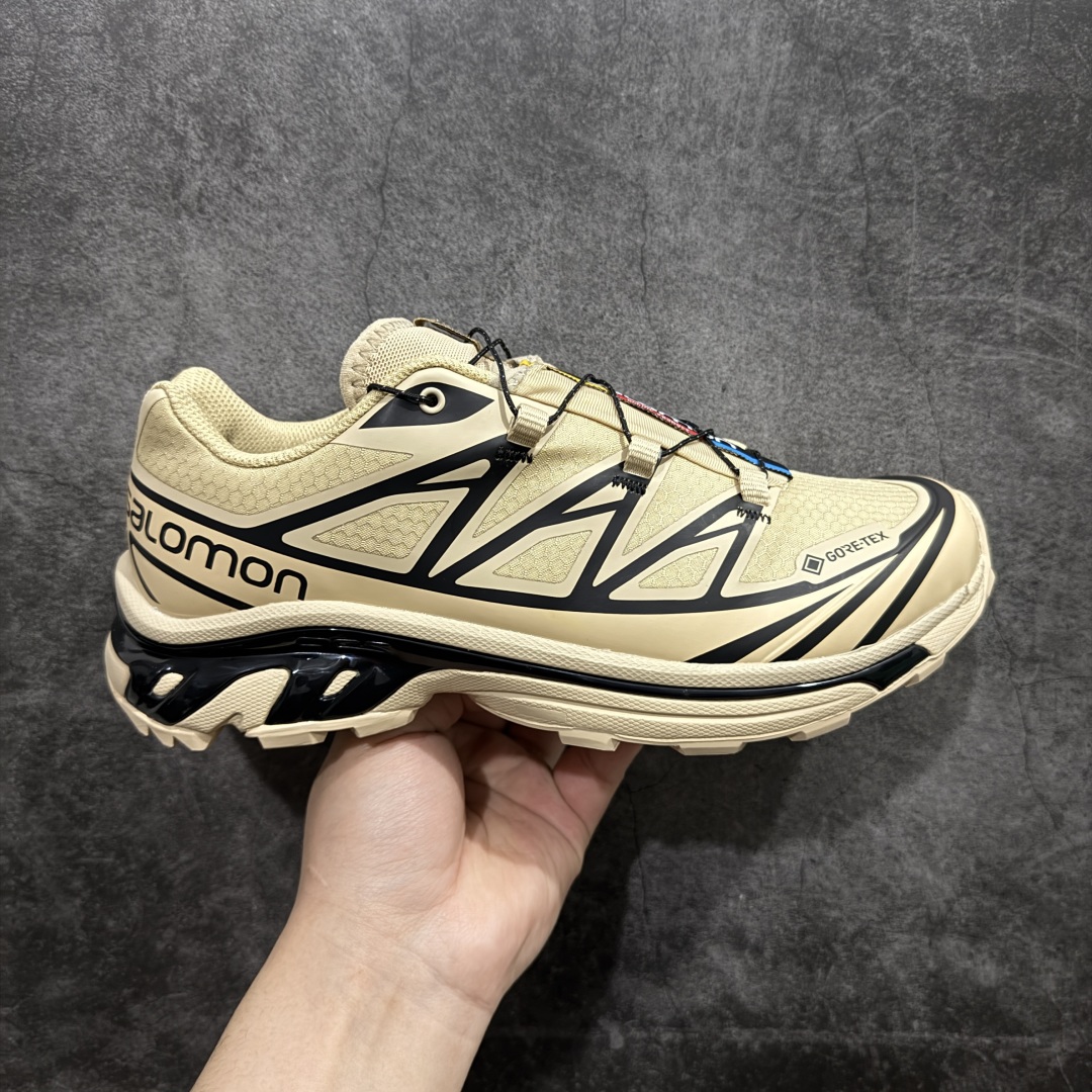 【PK版】 Salomon XT-6 GTX 杏色 萨洛蒙复古潮流户外机能登山跑鞋 474455 外贸平台特供订单 耗时半年巨作 全套原纸板楦头开发 原厂特供网布配套加持 确保原汁原味 完美呈现版型 原档数据独家私模五层组合大底 原装Ortholite轻量化鞋垫 中底布带钢印编号 原厂TPU锁扣 进口港宝加持 后跟自然饱满 还原公司包裹性 鞋面以“锯齿”状的包裹系统呈现 在基色底之下加入了各种色点缀 将公司的最新技术和时尚前卫的造型融入耐用的长跑款式中 鞋面由 TPU 薄膜制成 并焊接在高耐磨网眼上 使其既时尚又坚固 由 ACS底盘支撑 可增强稳定性和支撑力 以及由橡胶凸耳 Contragrip外底覆盖的 EVA 缓冲中底 旨在应对崎岖的地形 鞋舌上的彩色Salomon 标签、Quicklace 系统以及鞋头、鞋舌和鞋跟上的附加品牌使细节更加完美 让穿着者可以轻松驾驭户外与通勤下的任何运动生活场景 无缝鞋身户外随意纵横 颜值与脚感兼备 出街通勤 绝对非常吸睛 你值得拥有 尺码：36 36.5 37.5 38 38.5 39 40 40.5 41 42 42.5 43 44 44.5 45-选品中心