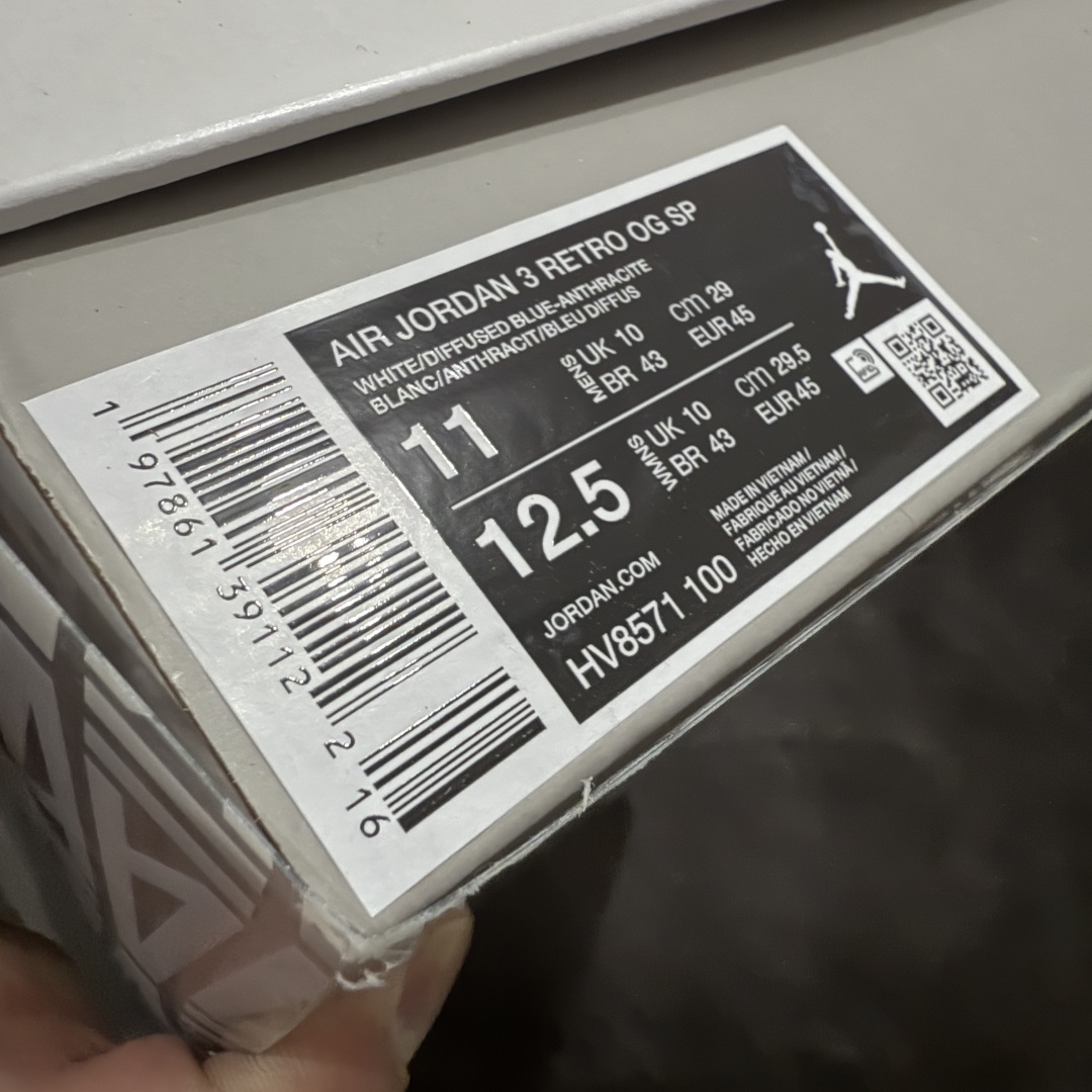 图片[11]-【GX/美版绿x】 A Ma Maniére x Air Jordan 3 OG AJ3 x AMM联名白灰蓝 HV8571-100 圈内最强三代系列 匠心打造 开发时长超过半年 目前可过各类鉴定或无法鉴定 裸鞋随便操作 全套原纸板楦头开发 原厂大底磨具加持立体防滑纹理 原装可视Air Sole气垫 原汁原味最完美的三代版型 唯一正确鞋头趴度弧度高度鞋身腰线 原厂TPU彩虹扎染后跟饰片 正确内里反口里网布 皮料菱角分明不变形无多余毛边 广东原厂zp同批次手工大底描漆拉丝 市场唯一原厂鞋扣模具 原厂织唛标 原厂飞人电绣工艺 尾指中部跳三针 独家绑鞋带手法 印刷中底布 四线拉帮 米色美纹纸贴合固定 进口港宝加持 后跟自然饱满 全鞋荧光划线卡点 追求极致完美 每一双都是工艺品 多重QC质检 超越公司货的品控标准 实实在在的免检产品 尺码：40 40.5 41 42 42.5 43 44 44.5 45 45.5 46 47.5 48.5-选品中心