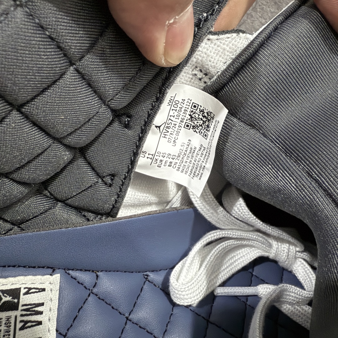 图片[8]-【GX/美版绿x】 A Ma Maniére x Air Jordan 3 OG AJ3 x AMM联名白灰蓝 HV8571-100 圈内最强三代系列 匠心打造 开发时长超过半年 目前可过各类鉴定或无法鉴定 裸鞋随便操作 全套原纸板楦头开发 原厂大底磨具加持立体防滑纹理 原装可视Air Sole气垫 原汁原味最完美的三代版型 唯一正确鞋头趴度弧度高度鞋身腰线 原厂TPU彩虹扎染后跟饰片 正确内里反口里网布 皮料菱角分明不变形无多余毛边 广东原厂zp同批次手工大底描漆拉丝 市场唯一原厂鞋扣模具 原厂织唛标 原厂飞人电绣工艺 尾指中部跳三针 独家绑鞋带手法 印刷中底布 四线拉帮 米色美纹纸贴合固定 进口港宝加持 后跟自然饱满 全鞋荧光划线卡点 追求极致完美 每一双都是工艺品 多重QC质检 超越公司货的品控标准 实实在在的免检产品 尺码：40 40.5 41 42 42.5 43 44 44.5 45 45.5 46 47.5 48.5-选品中心