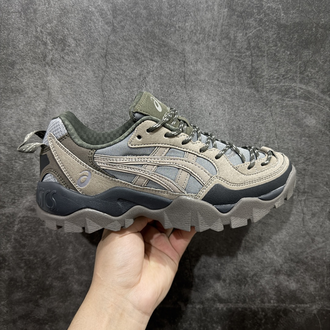 【公司级】亚瑟士 ASICS GEL-PICKAX 登山 户外运动 抗冲击支撑 减震防滑耐磨轻便 徒步鞋 男款 日蚀黑 轻便旅游鞋。秋天踏秋一直在穿这双,上脚最直观的感受就是鞋楦,平时穿一些其他品牌的户外鞋,总会或宽或窄,但是这双的鞋楦真的是刚刚好。作为户外鞋鞋底一定要耐磨+防滑,所以橡胶鞋头+橡胶鞋底,是必备的,而且底子越厚安全感越强,但相应的贴合感就越差,鞋身就越重,这双的鞋底厚度刚刚好,而且整双鞋没有拖沓感,脚部贴合的舒适感是很明显的,感觉设计师是真的研究过亚洲人的脚型,诚意十足。 尺码:36-45含半码-选品中心