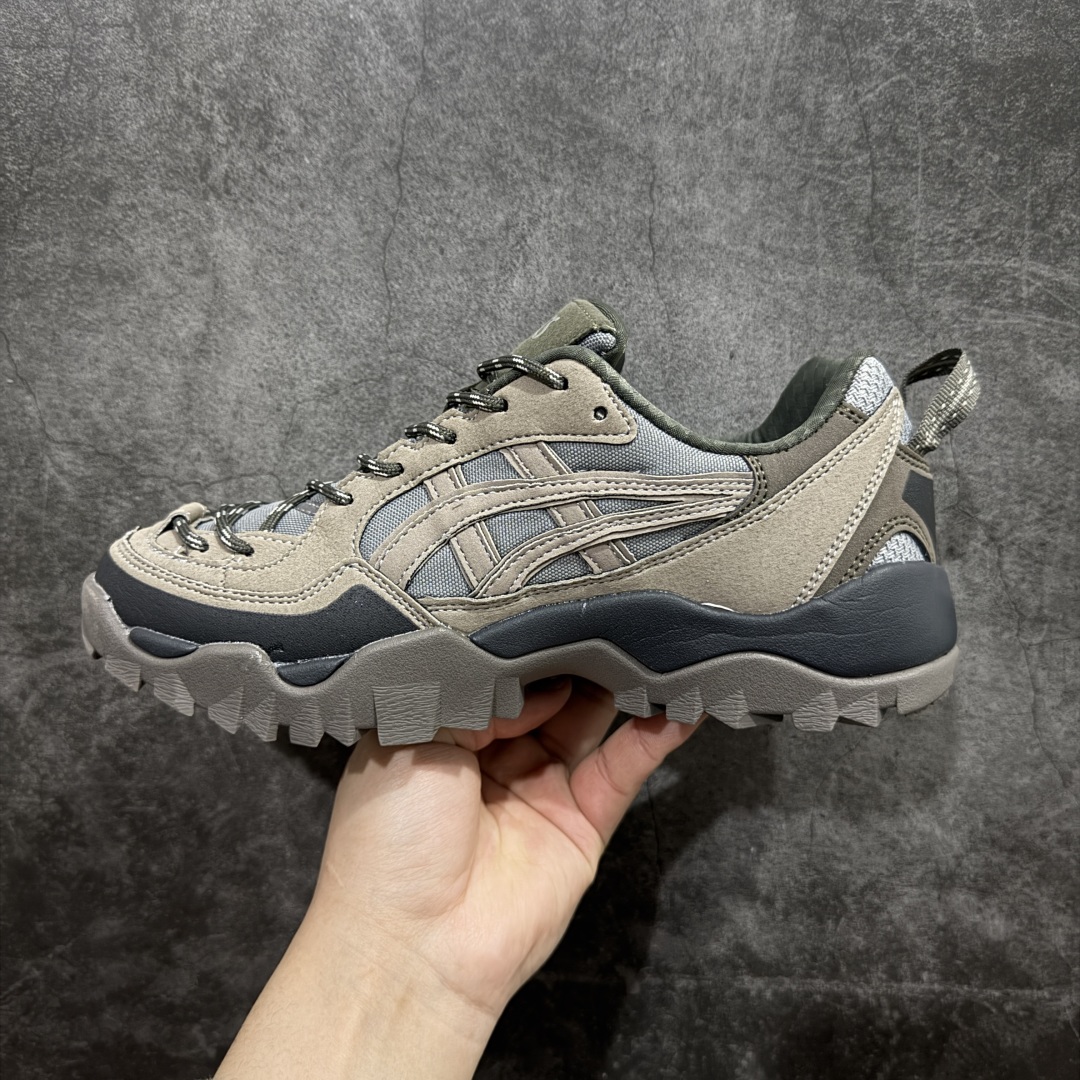 图片[2]-【公司级】亚瑟士 ASICS GEL-PICKAX 登山 户外运动 抗冲击支撑 减震防滑耐磨轻便 徒步鞋 男款 日蚀黑 轻便旅游鞋。秋天踏秋一直在穿这双，上脚最直观的感受就是鞋楦，平时穿一些其他品牌的户外鞋，总会或宽或窄，但是这双的鞋楦真的是刚刚好。作为户外鞋鞋底一定要耐磨+防滑，所以橡胶鞋头+橡胶鞋底，是必备的，而且底子越厚安全感越强，但相应的贴合感就越差，鞋身就越重，这双的鞋底厚度刚刚好，而且整双鞋没有拖沓感，脚部贴合的舒适感是很明显的，感觉设计师是真的研究过亚洲人的脚型，诚意十足。 尺码：36-45含半码-选品中心