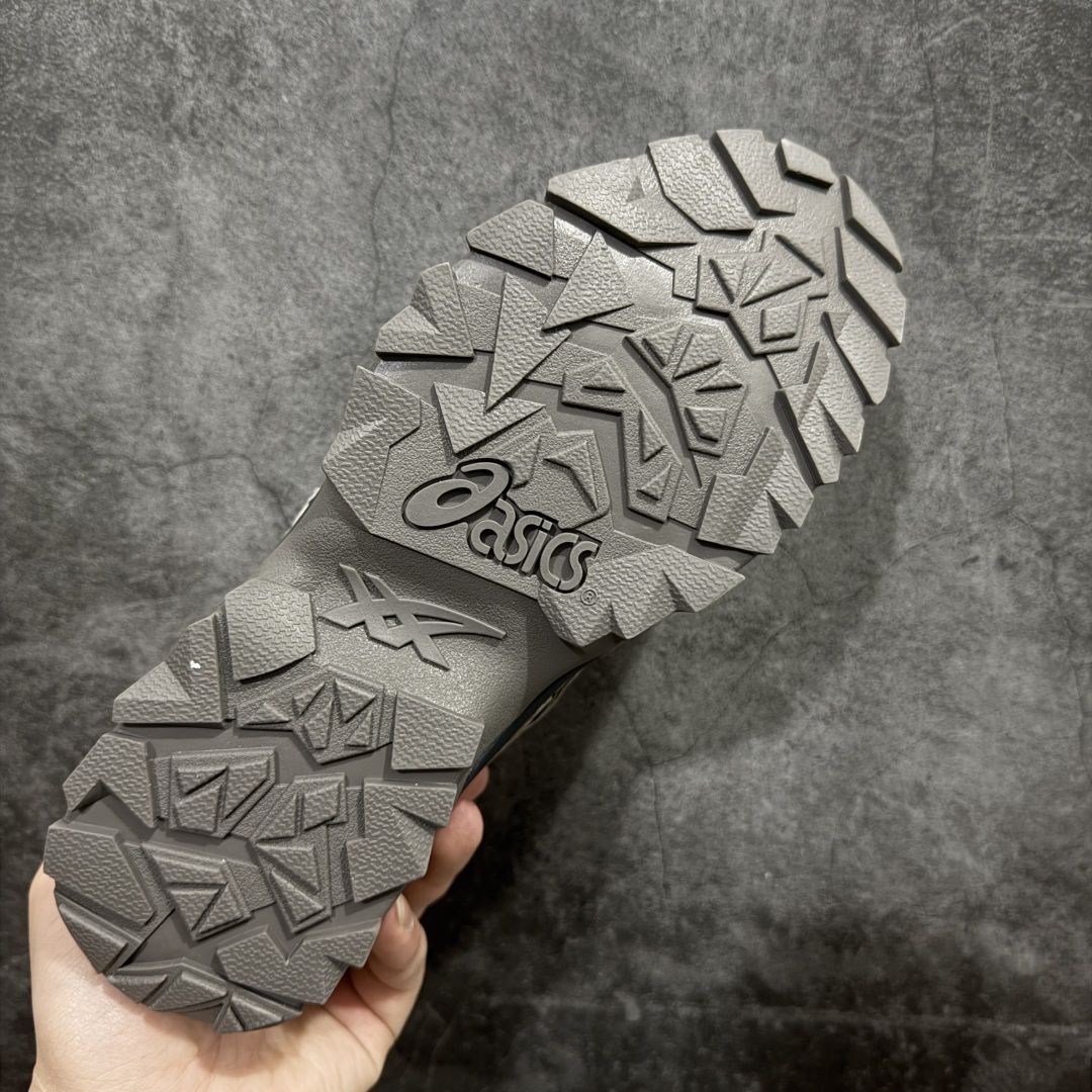 图片[9]-【公司级】亚瑟士 ASICS GEL-PICKAX 登山 户外运动 抗冲击支撑 减震防滑耐磨轻便 徒步鞋 男款 日蚀黑 轻便旅游鞋。秋天踏秋一直在穿这双，上脚最直观的感受就是鞋楦，平时穿一些其他品牌的户外鞋，总会或宽或窄，但是这双的鞋楦真的是刚刚好。作为户外鞋鞋底一定要耐磨+防滑，所以橡胶鞋头+橡胶鞋底，是必备的，而且底子越厚安全感越强，但相应的贴合感就越差，鞋身就越重，这双的鞋底厚度刚刚好，而且整双鞋没有拖沓感，脚部贴合的舒适感是很明显的，感觉设计师是真的研究过亚洲人的脚型，诚意十足。 尺码：36-45含半码-选品中心