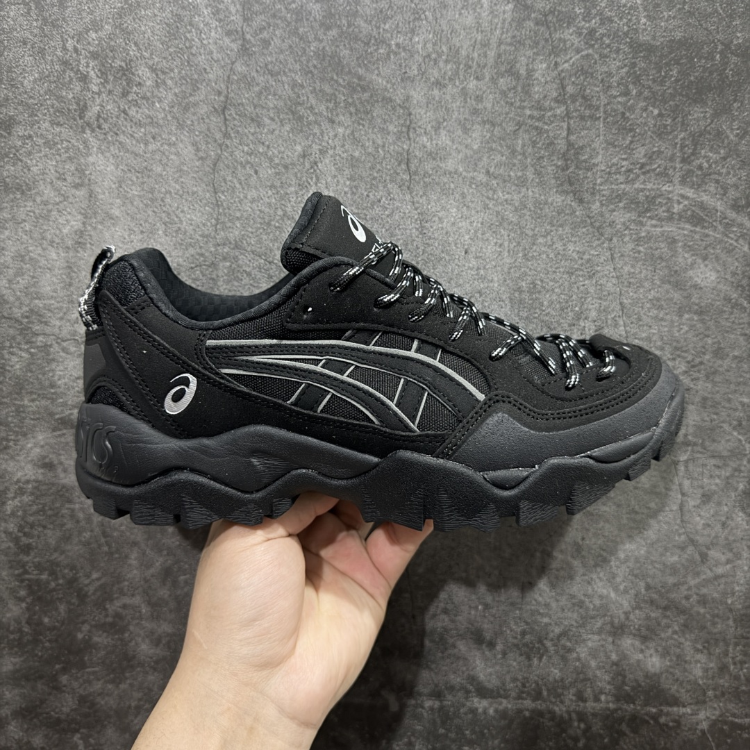 【公司级】亚瑟士 ASICS GEL-PICKAX 登山 户外运动 抗冲击支撑 减震防滑耐磨轻便 徒步鞋 男款 日蚀黑 轻便旅游鞋。秋天踏秋一直在穿这双,上脚最直观的感受就是鞋楦,平时穿一些其他品牌的户外鞋,总会或宽或窄,但是这双的鞋楦真的是刚刚好。作为户外鞋鞋底一定要耐磨+防滑,所以橡胶鞋头+橡胶鞋底,是必备的,而且底子越厚安全感越强,但相应的贴合感就越差,鞋身就越重,这双的鞋底厚度刚刚好,而且整双鞋没有拖沓感,脚部贴合的舒适感是很明显的,感觉设计师是真的研究过亚洲人的脚型,诚意十足。 尺码:36-45含半码-选品中心