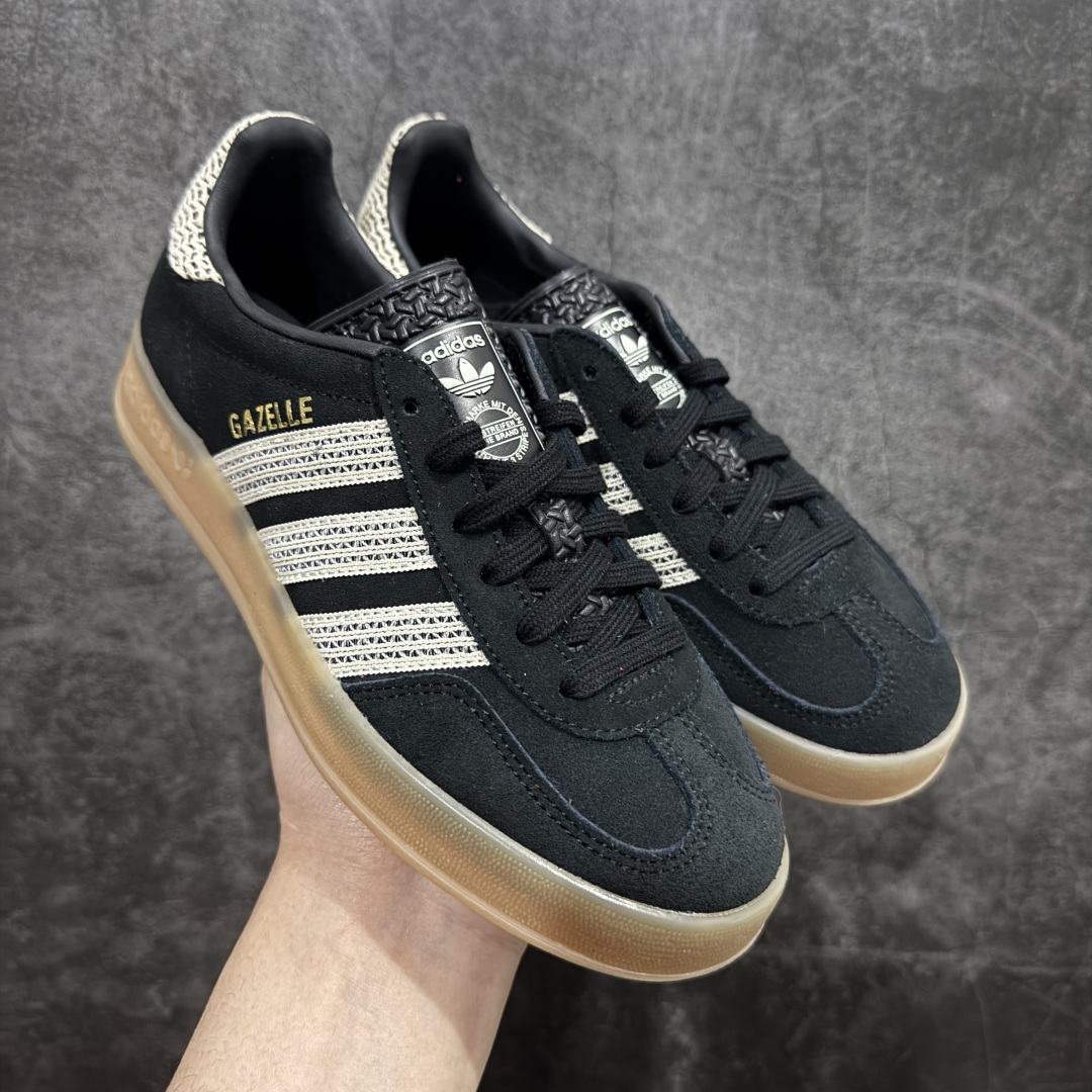 【神版】adidas Originals Gazelle INdoor 三叶草休闲防滑耐磨低帮板鞋 蕾丝纹 黑色麂皮 纯原出货 货号：JI2755 鞋头出色设计 塑就出众贴合感 稳固的后跟贴合足部曲线设计 软弹舒适 不易磨脚 橡胶鞋底配合防滑纹路设计 平稳抓地 货号： JI2755 尺码： 35.5 36 36.5 37.5 38 38.5 39.5 40 40.5 41.5 42 42.5 43 44-选品中心